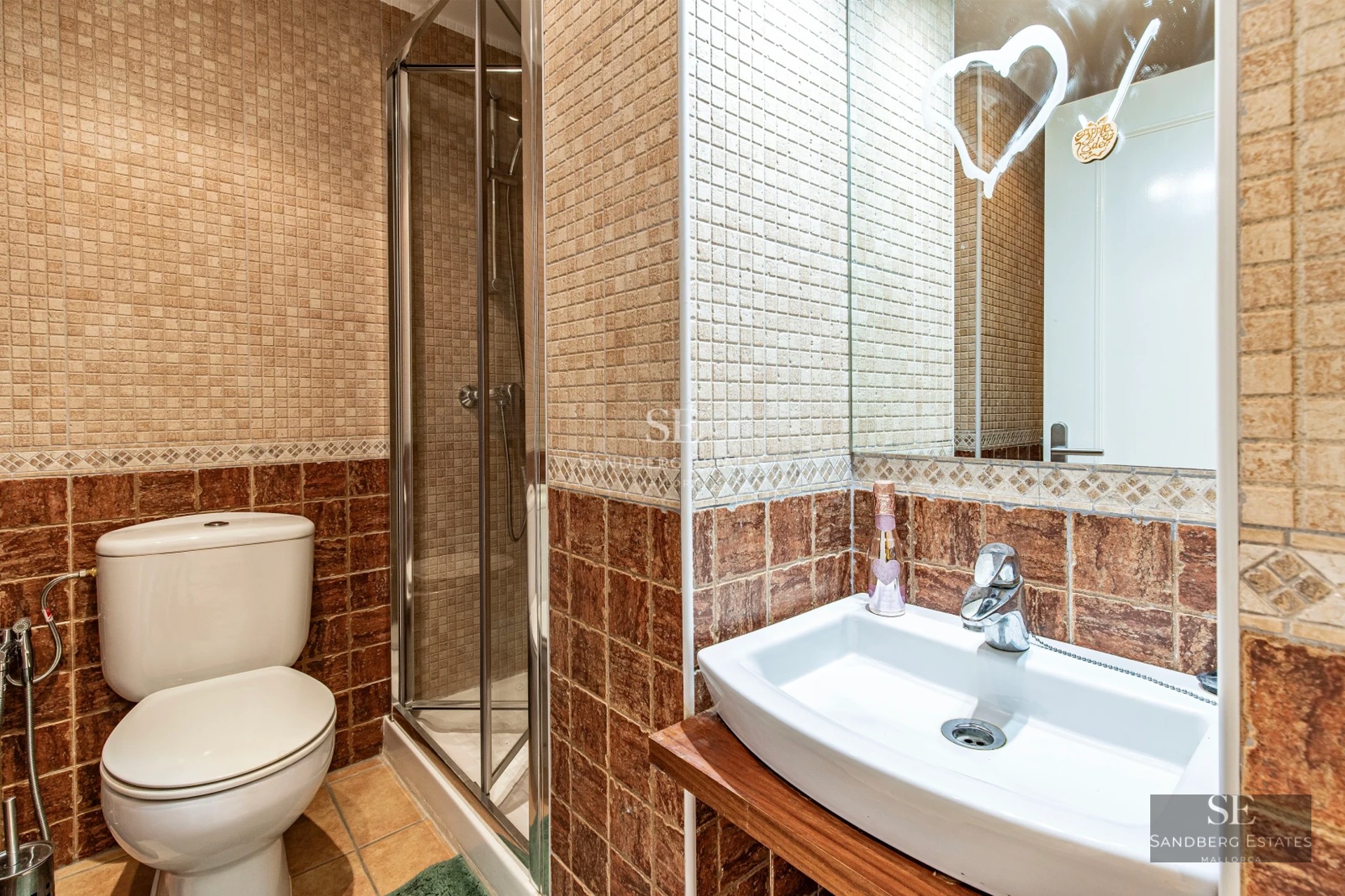 Exterior view of a modern house with reflecting pool, large windows and minimalist design. Lush garden surrounding.