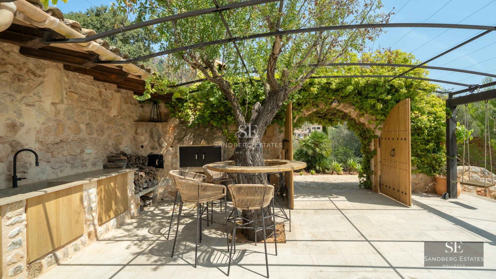 Panoramic view of infinity pool with vanishing edge, balcony with ocean views and lush vegetation.