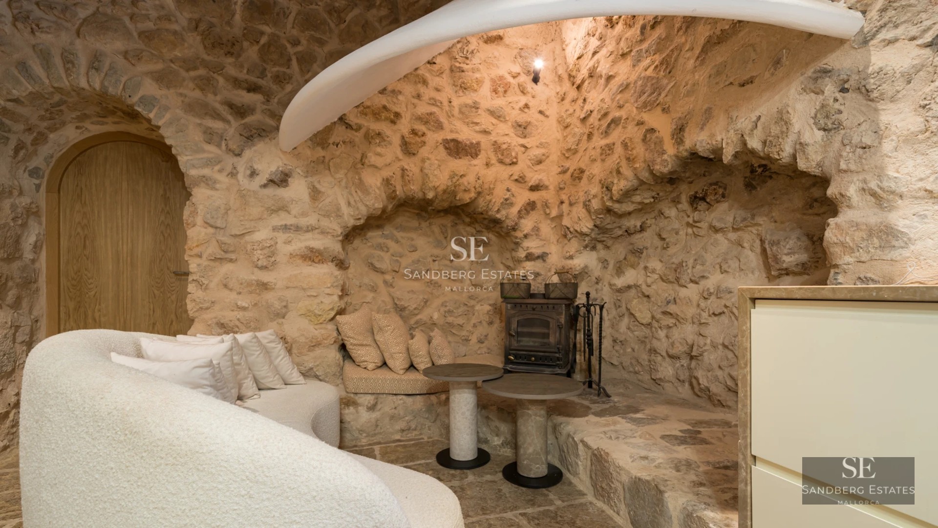 Spacious terrace featuring an infinity pool. Panoramic views. Modern design with high-quality materials and abundant natural light.