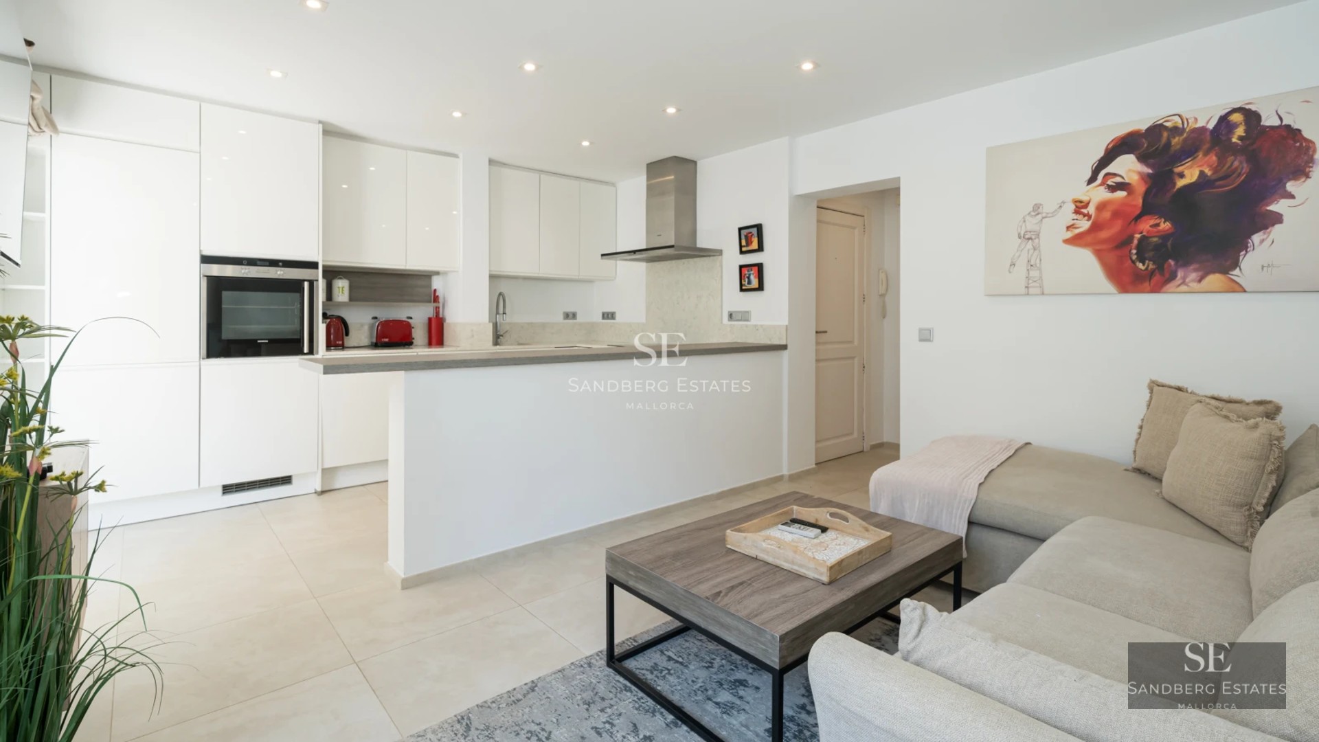 Spacious terrace with infinity pool, sun loungers, and panoramic views. Modern, minimalist and elegant design. Ideal for relaxation.