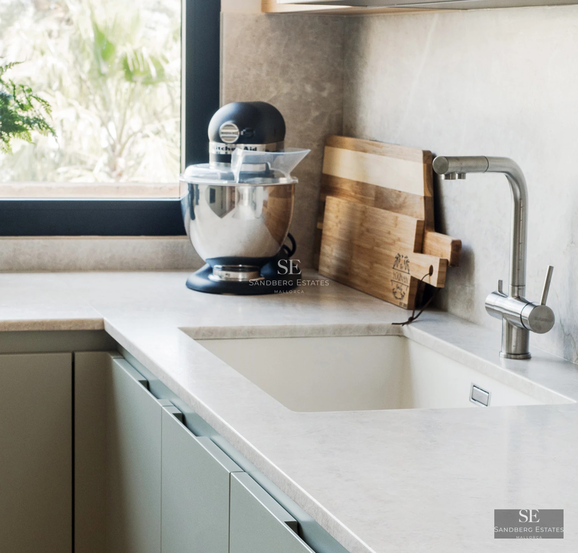 View of a modern villa with swimming pool, minimalist design and large windows maximizing natural light. Elegant landscaping.