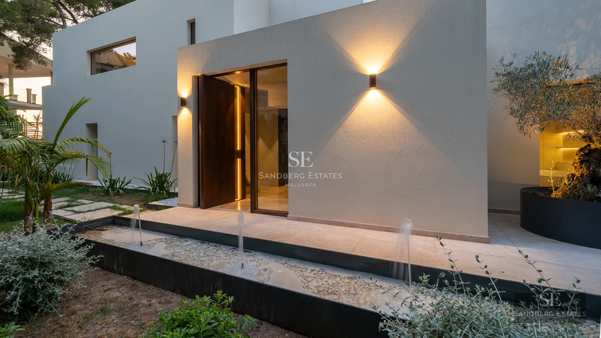 Large reflecting pool, lush garden with palm trees, and modern architectural design. Elegant terrace with panoramic views.