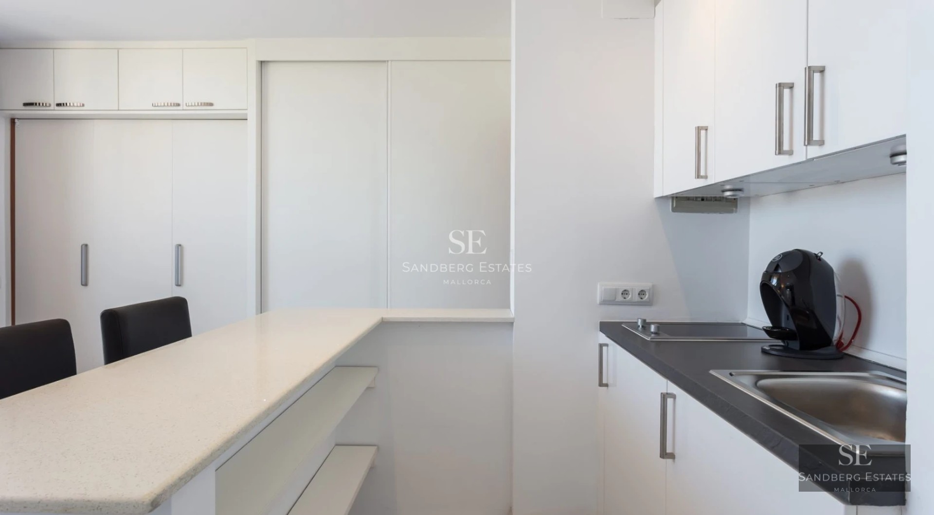 View of a modern villa with an infinity pool. Large windows, spacious terrace, and manicured gardens. Minimalist and elegant design.