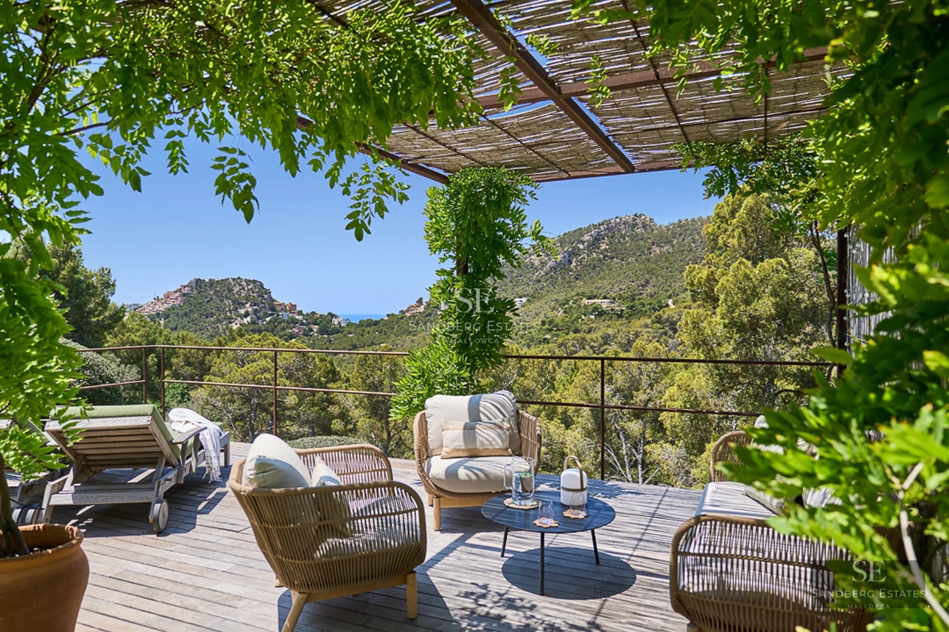 Spacious terrace with infinity pool, elegant sun loungers and panoramic views. Modern and minimalist design. Luxury and comfort.