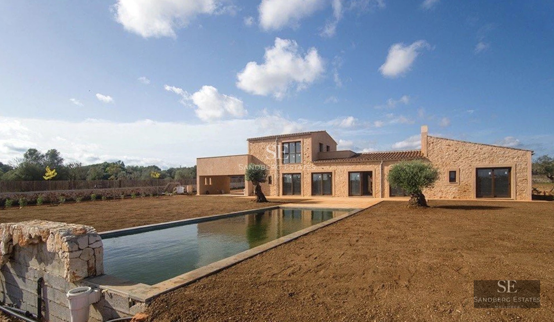 Private pool view with sun loungers and umbrellas, surrounded by greenery. Modern design with ambient lighting. Luxury and comfort.
