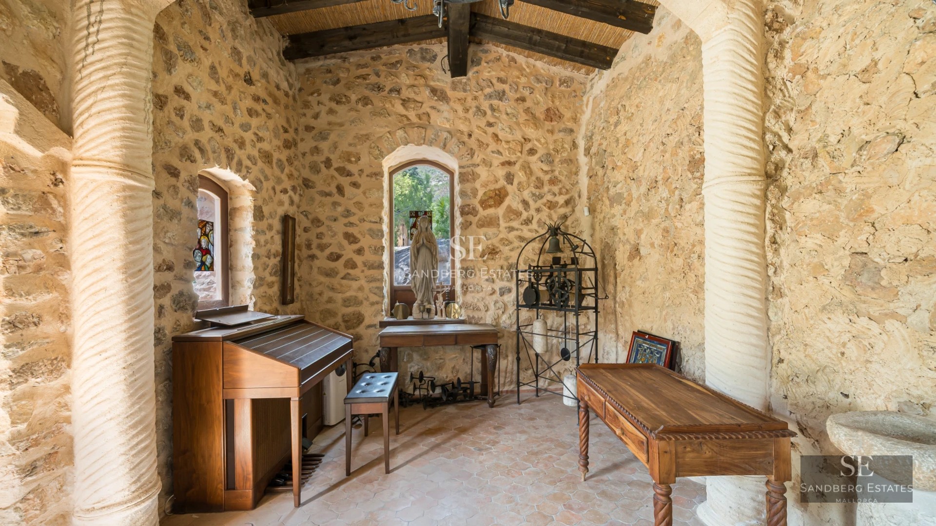 View of crystal-clear pool bordered by stone and lush vegetation, modern villa with large windows and shaded terrace. Minimalist design.