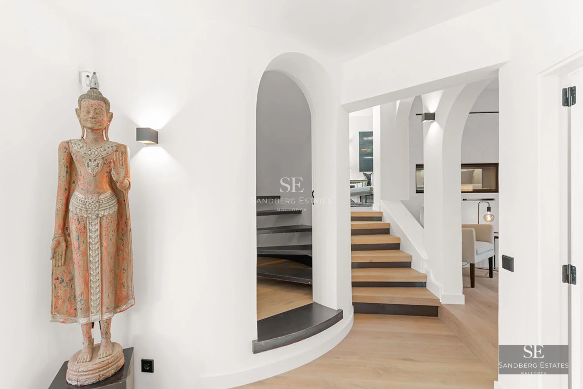 Modern facade with infinity pool, large glass windows, lush garden and spectacular views. Minimalist and elegant architecture.