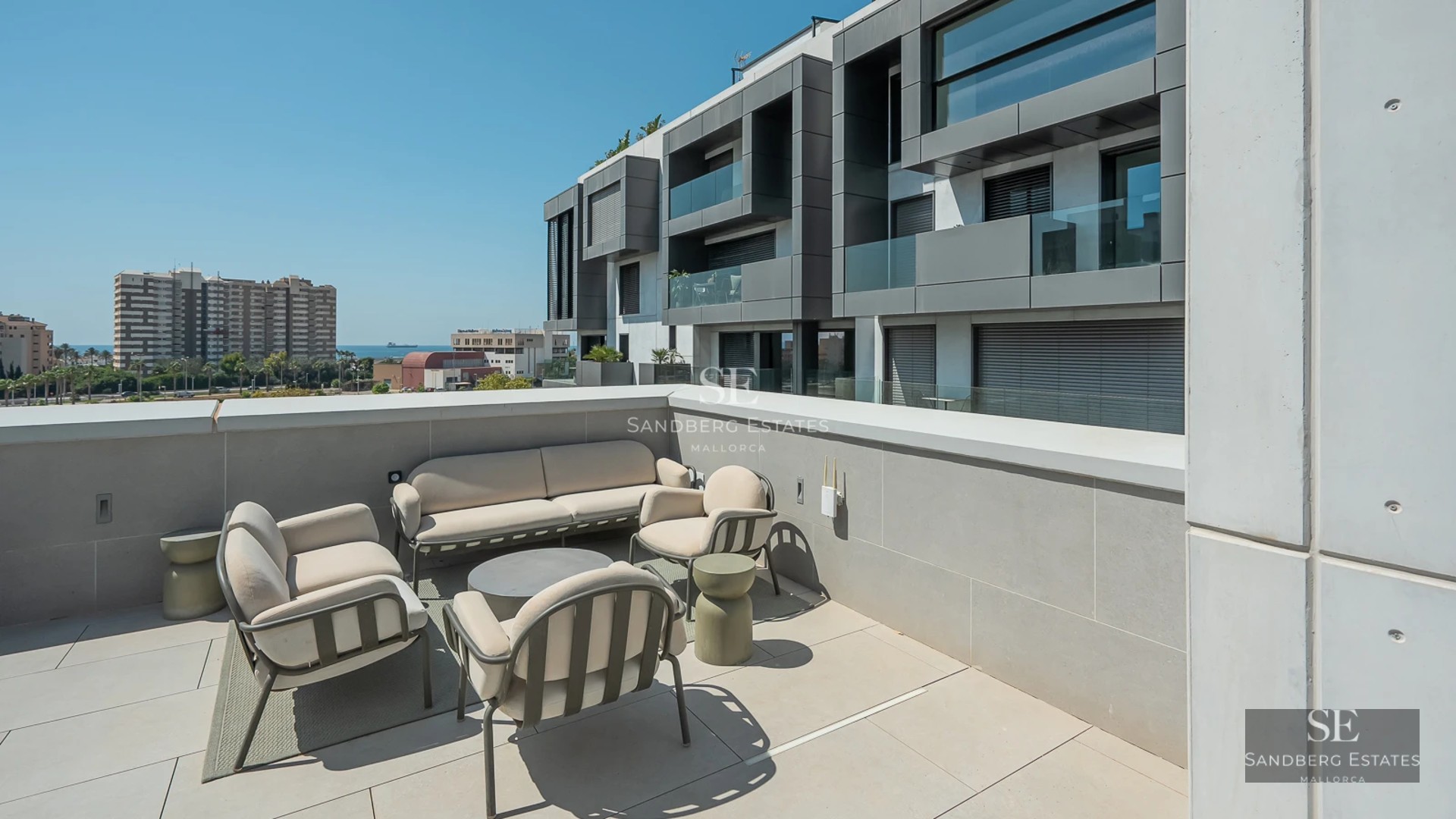 Exterior view of a luxurious house with an infinity pool, surrounded by gardens and open spaces. Modern architecture.