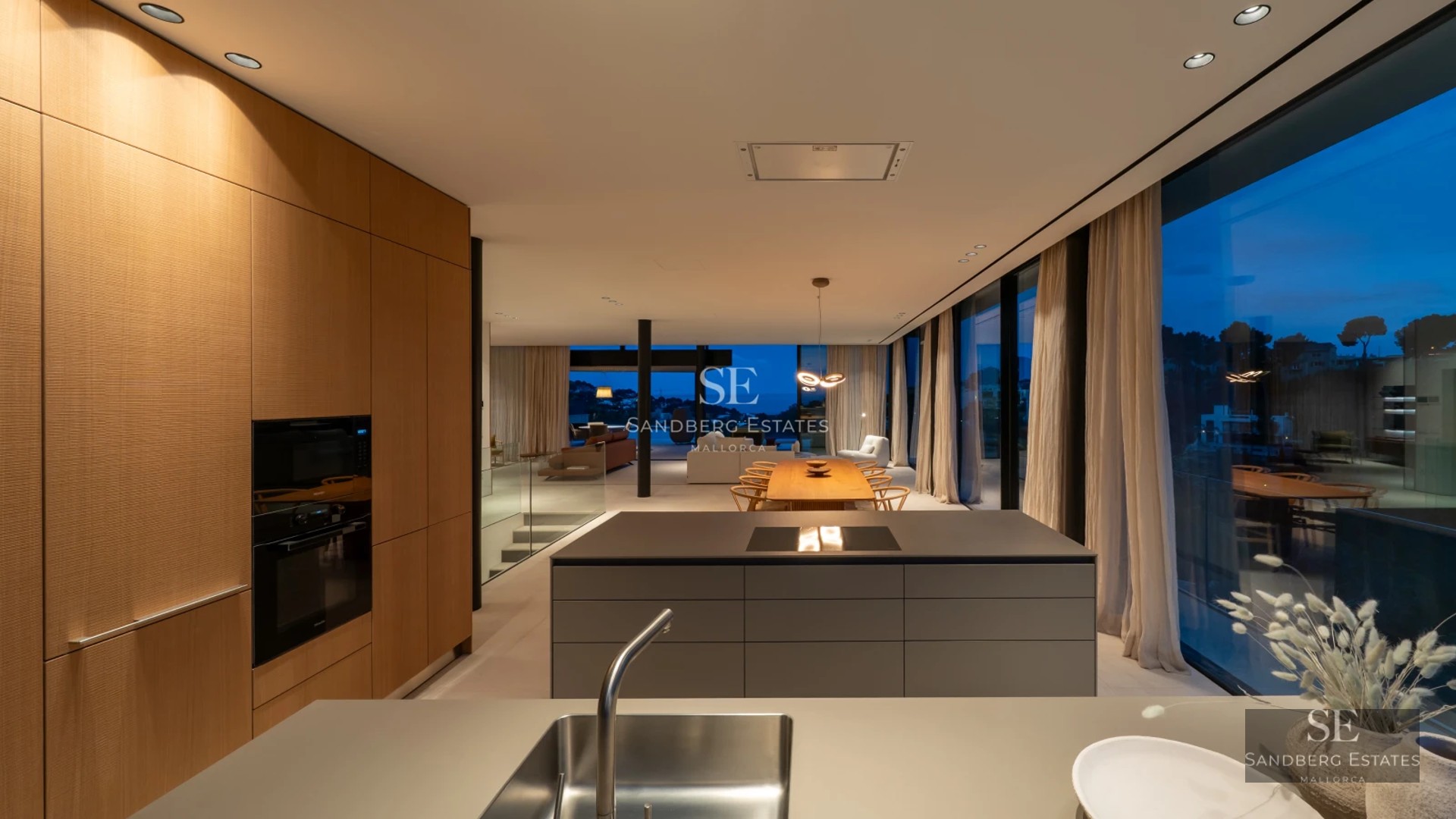 Exterior view of a modern house with a pool, landscaped garden, and large windows. Minimalist architecture with luxurious finishes.