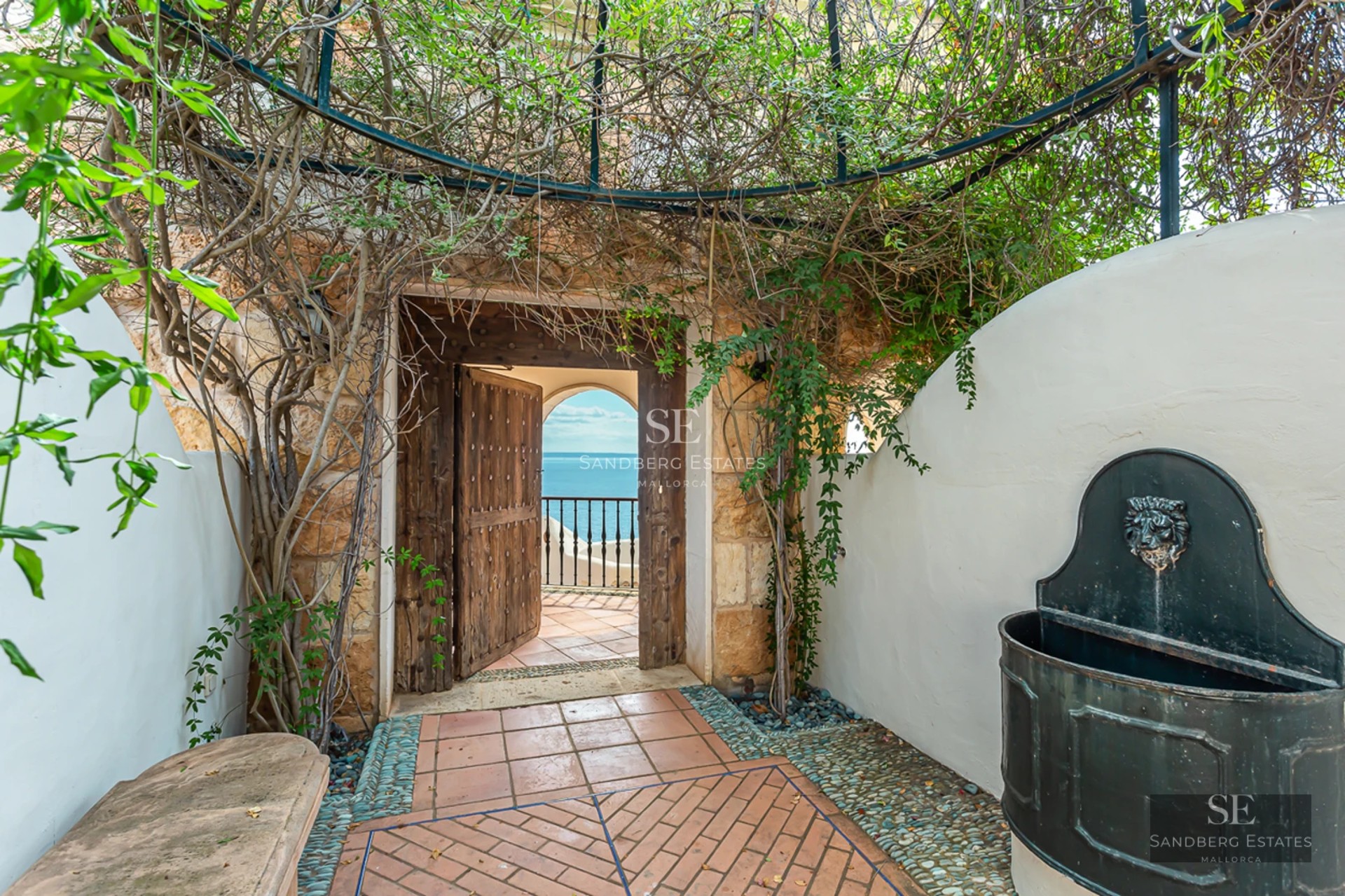 Vaste terrasse avec piscine à débordement et vue panoramique. Design moderne, mobilier d'extérieur élégant et aménagement paysager soigné.
