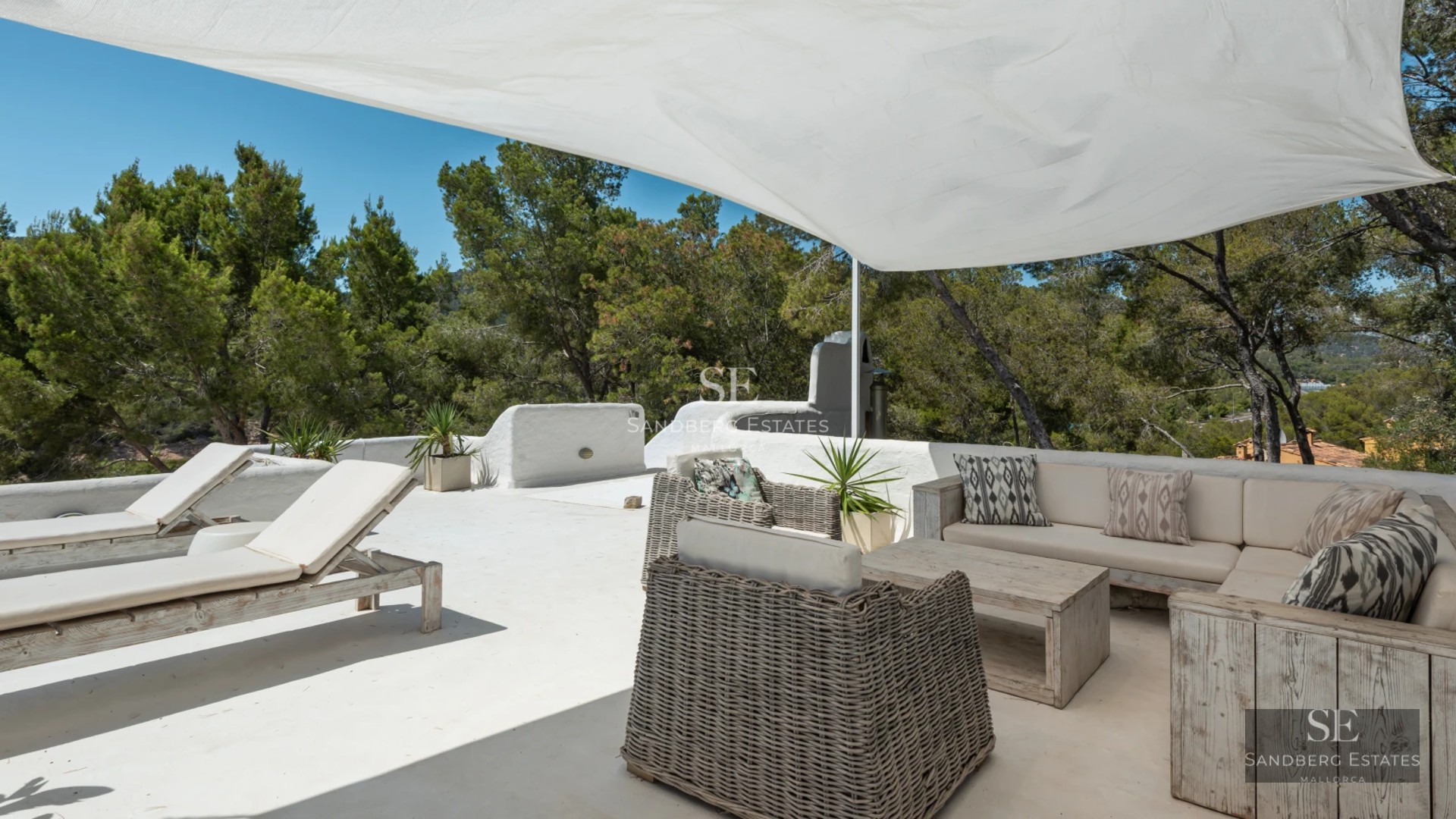 Modern exterior with infinity pool, sun loungers, lush greenery and sea views. Minimalist architecture with large window fronts.