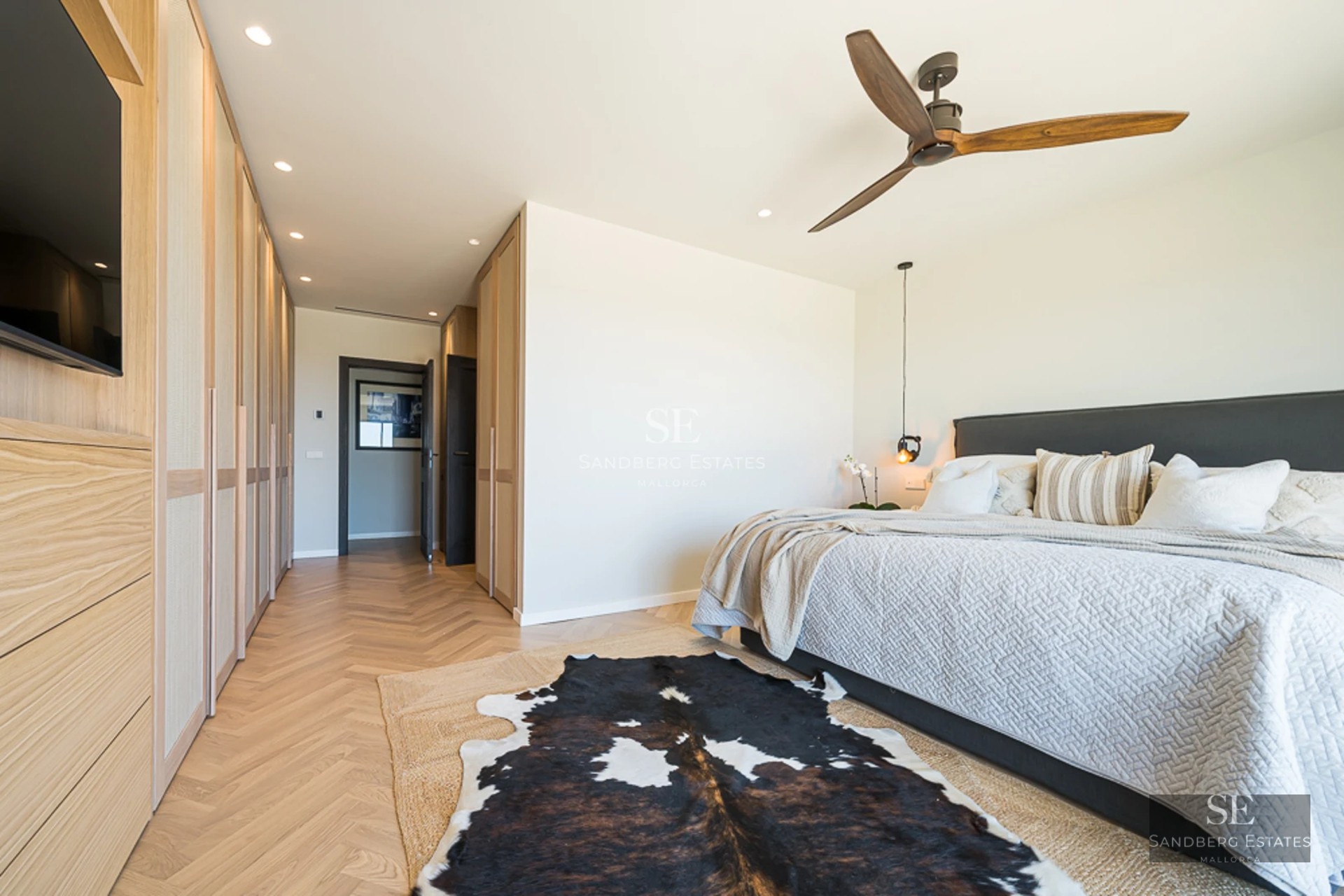 Vue extérieure d'une villa moderne avec piscine à débordement. Conception architecturale minimaliste avec de larges baies vitrées et une végétation luxuriante.