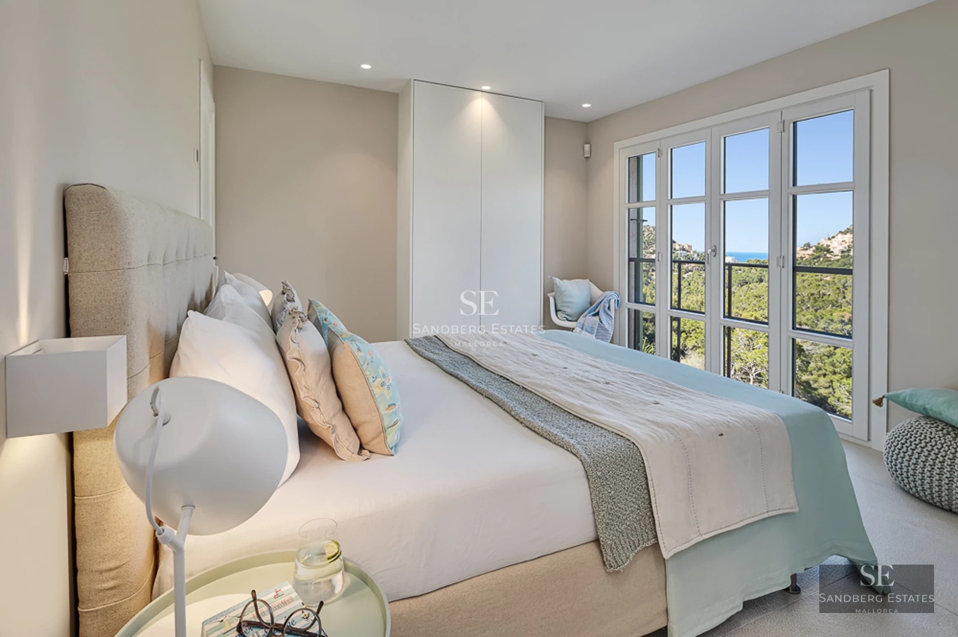 Bright living room with pool access. Large windows, wood floor, modern design, minimalist décor. Ideal space for relaxation.