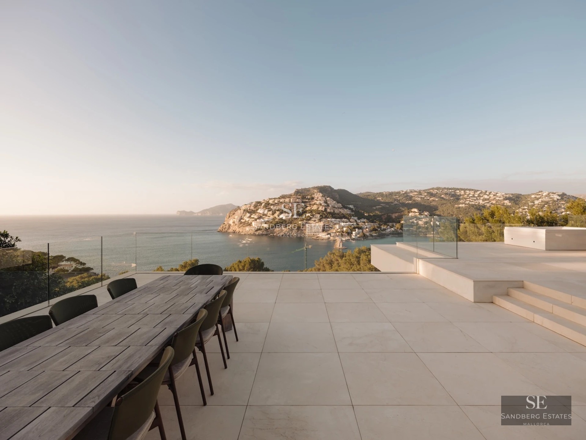 Panoramic view of a villa with an infinity pool. Modern architecture, large windows and lush gardens. Ideal for relaxation.