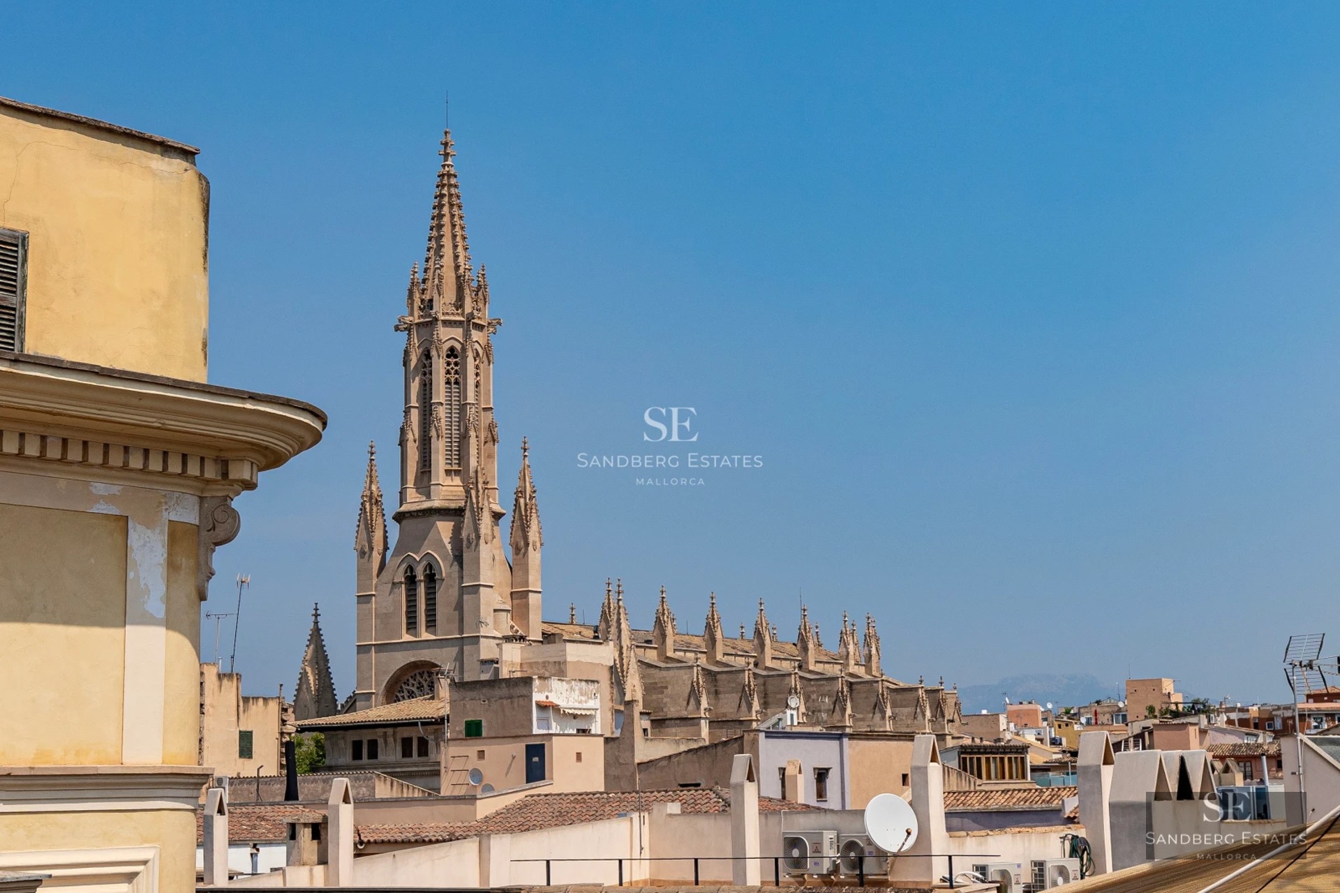 Exterior view of a modern villa featuring a pool, terrace, and garden. Minimalist architecture, expansive windows, and luxury finishes.