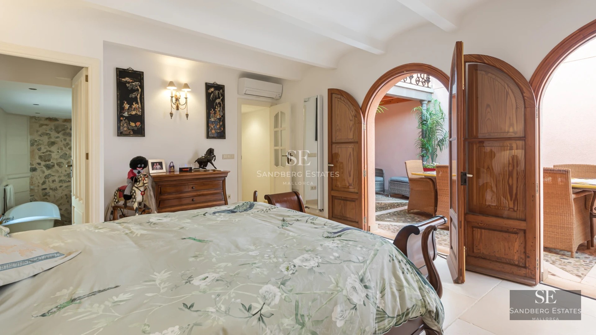 Spacious terrace with infinity pool, panoramic views, modern furniture, and lush vegetation. Elegant and minimalist architectural design.