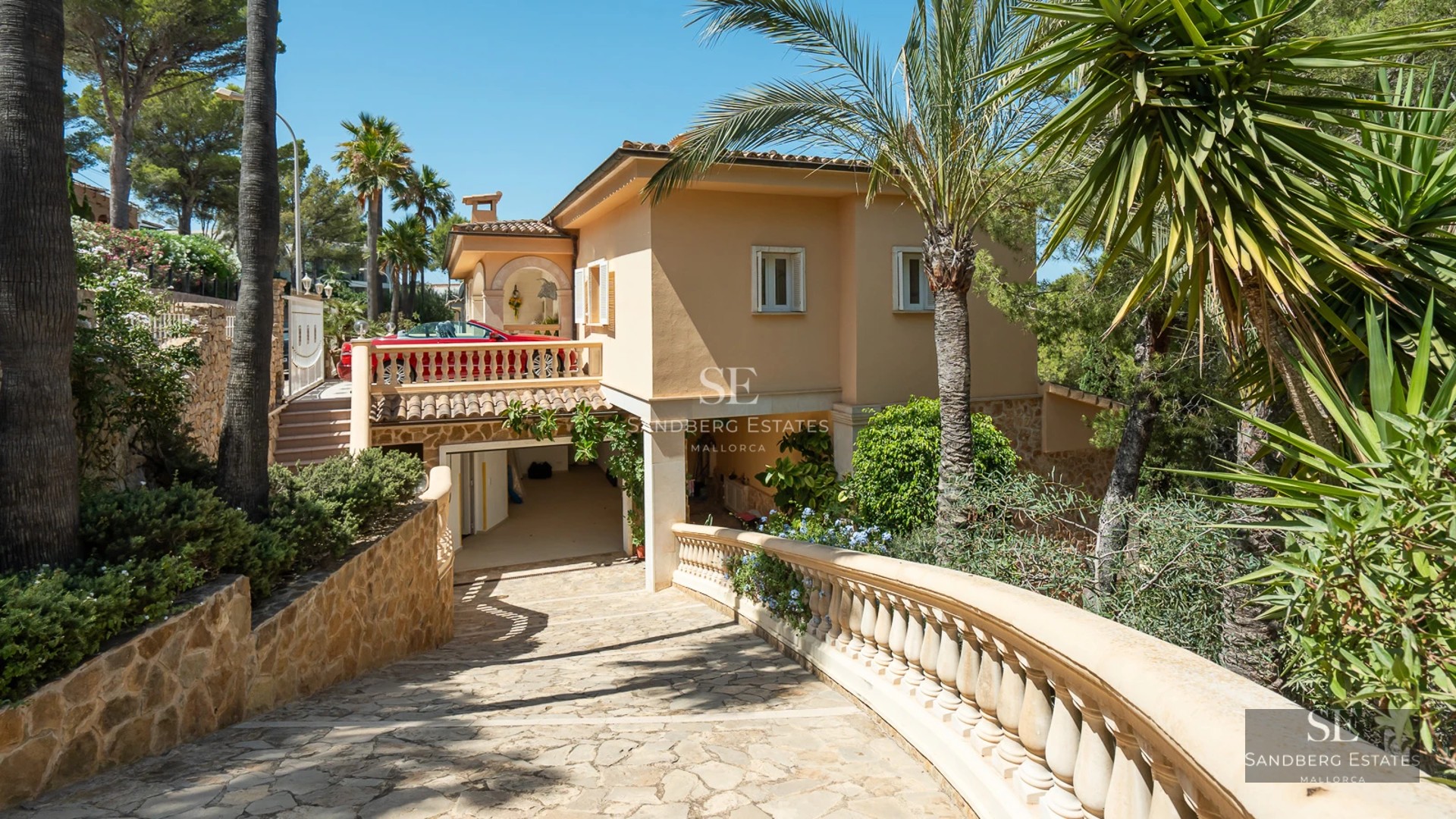 Spacious terrace with infinity pool and sea views. Modern and elegant furniture. Minimalist design with plenty of natural light.