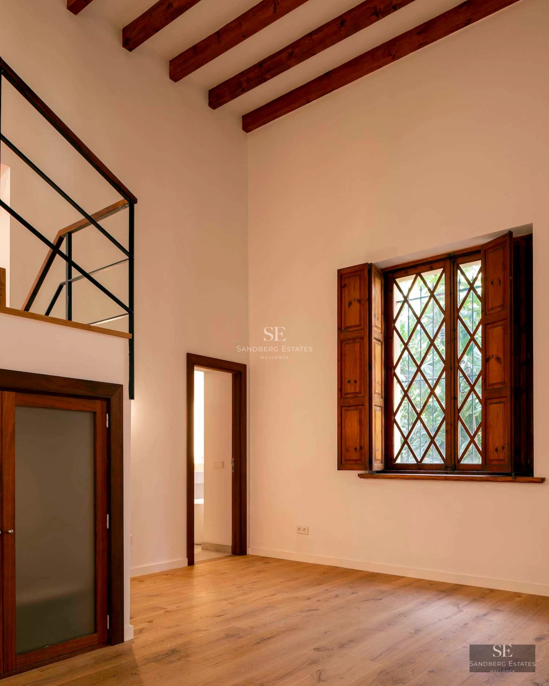 Pool view, terrace with sun loungers and umbrellas. Modern architecture, large windows, lush garden. Luxury and comfort.