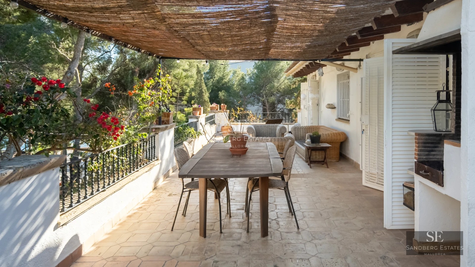 View of the modern facade with infinity pool and spacious green areas. Elegant and minimalist architecture.