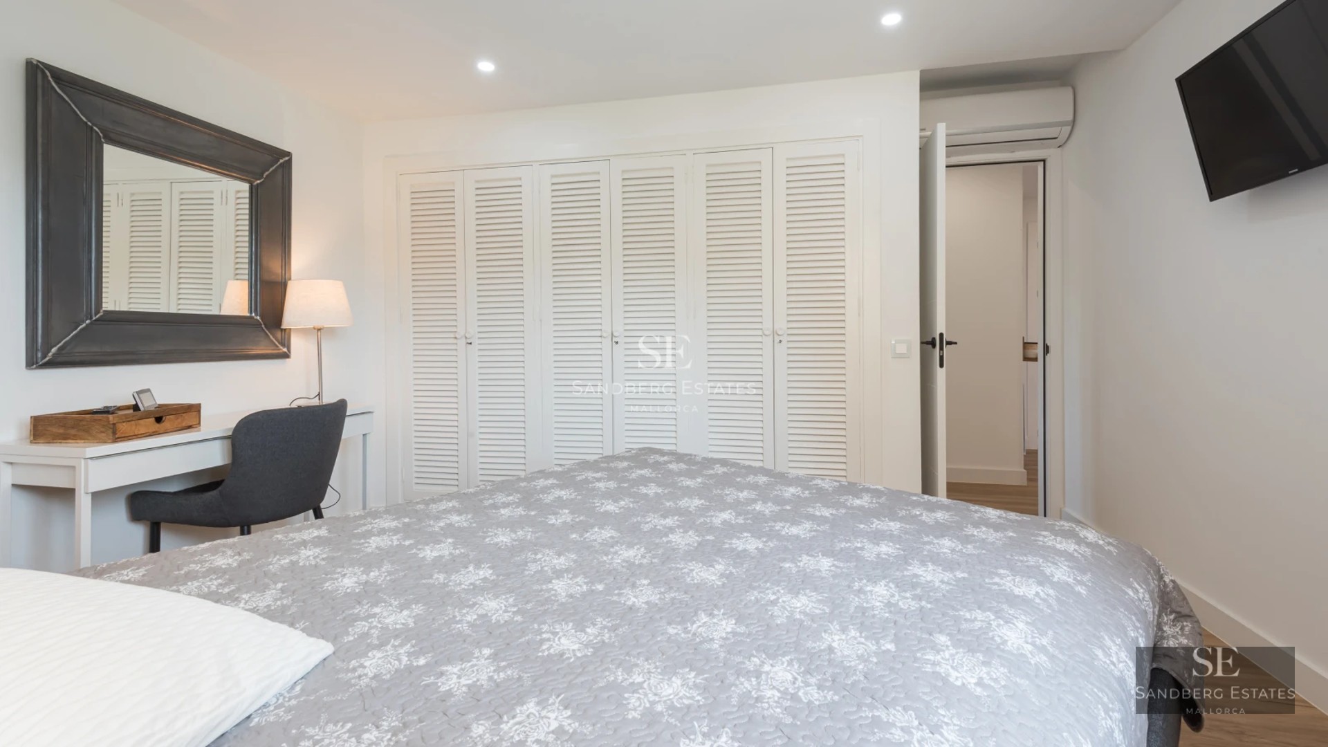 View of an elegant pool with loungers and umbrellas. Lush green garden and modern architecture. Ideal space for relaxation.