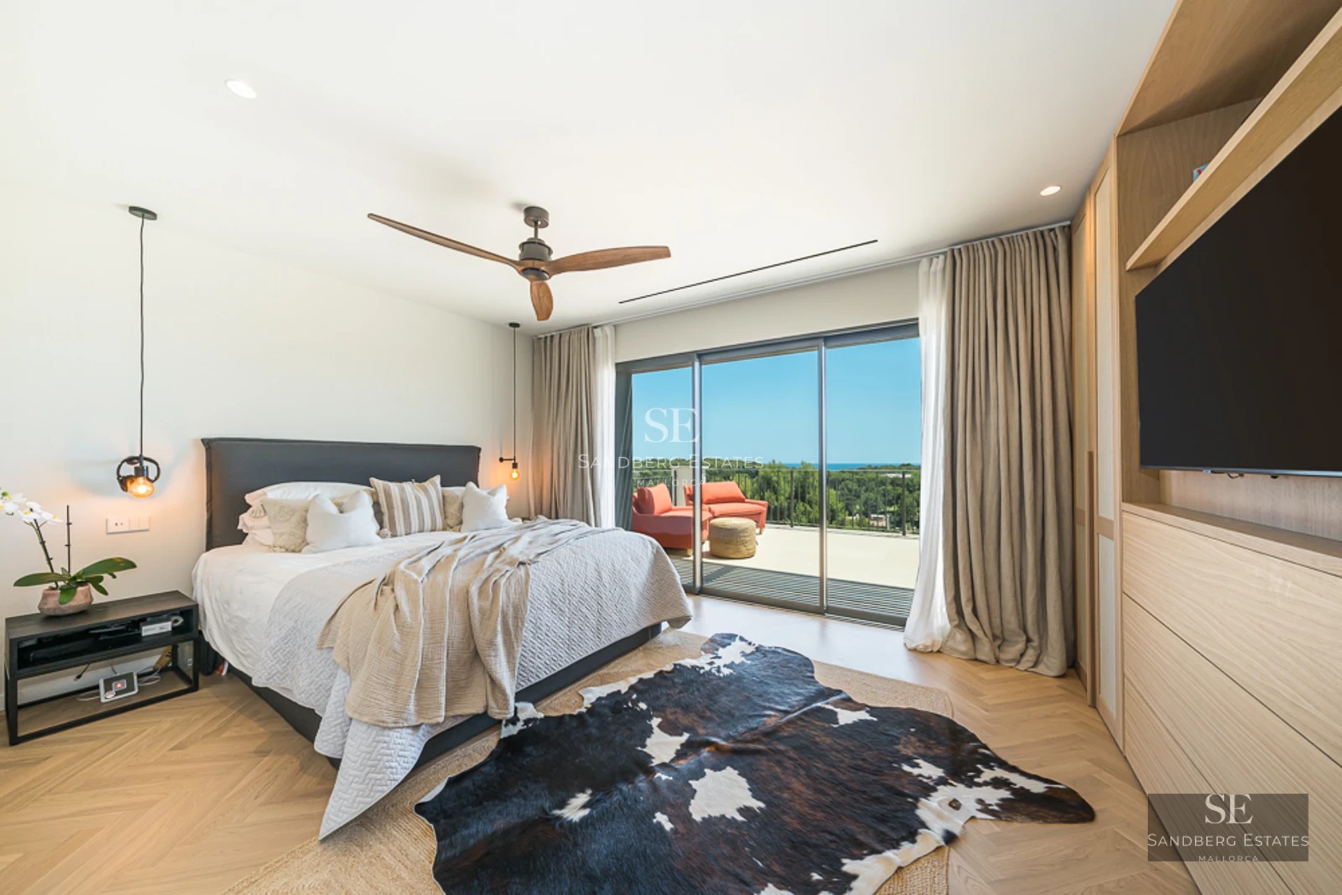 Extérieur d'une villa de luxe avec piscine, jardin et design architectural moderne. Larges baies vitrées et végétation luxuriante.