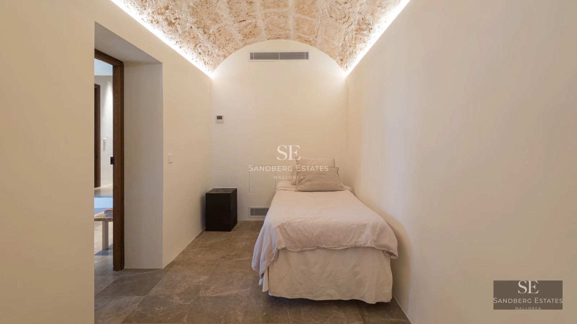 Spacious terrace with infinity pool and panoramic views. Modern design, elegant furniture. Excellent natural lighting.