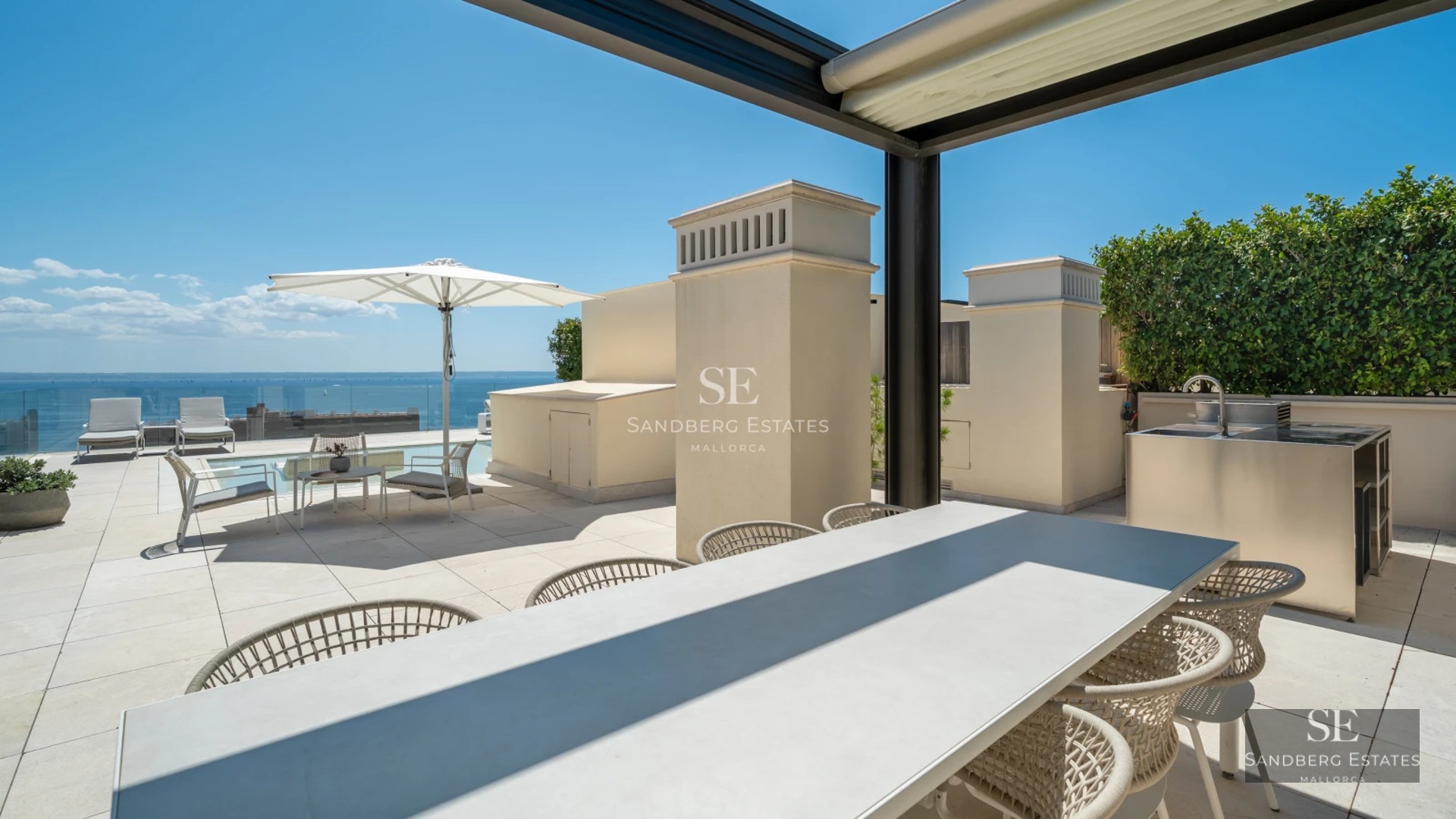 Image of a modern terrace with a pool, sun loungers, and garden area. Minimalist architecture, ideal for relaxation.