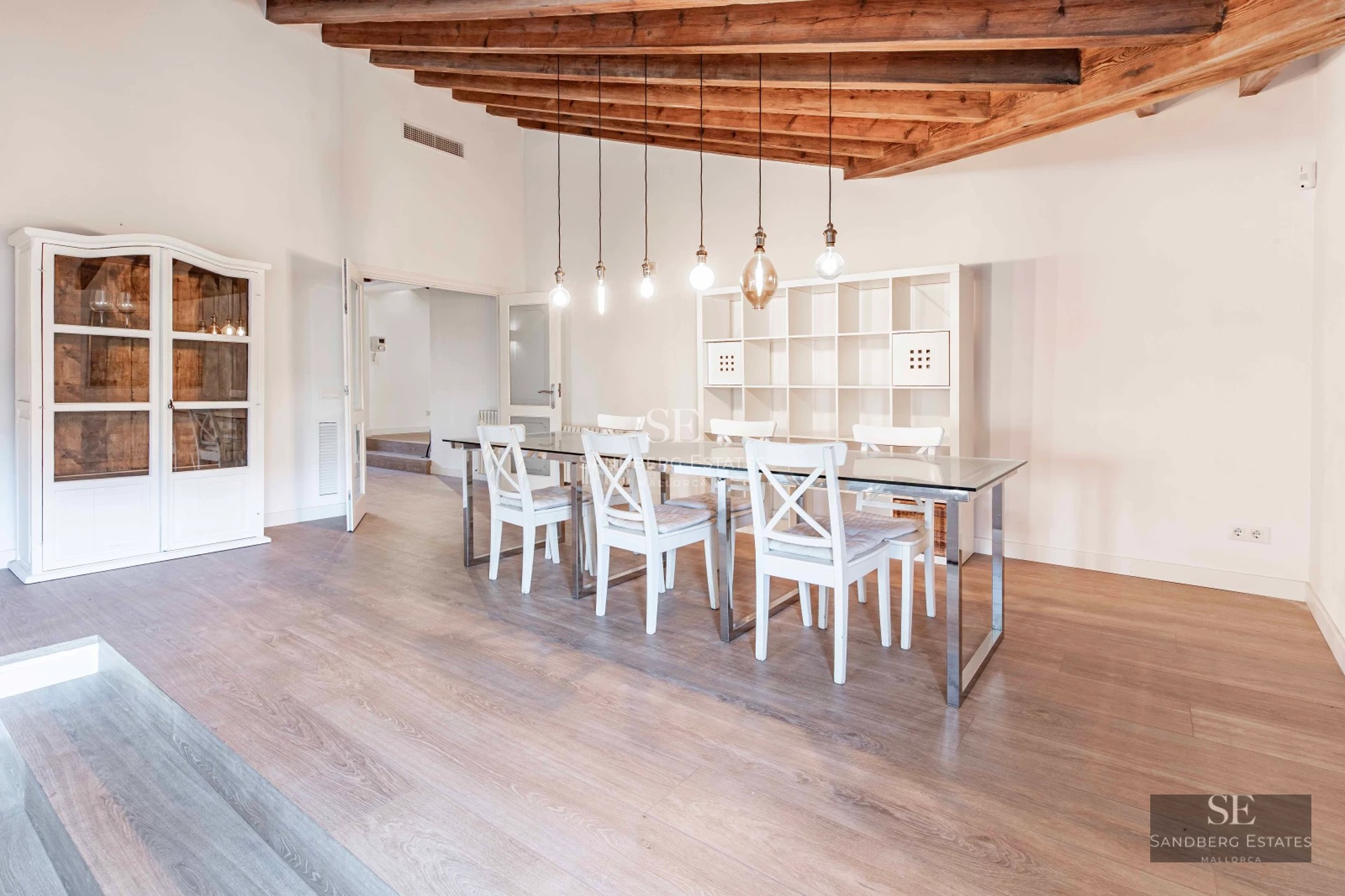 Image of a luxurious villa with infinity pool, surrounded by greenery and panoramic views. Modern and elegant architecture.