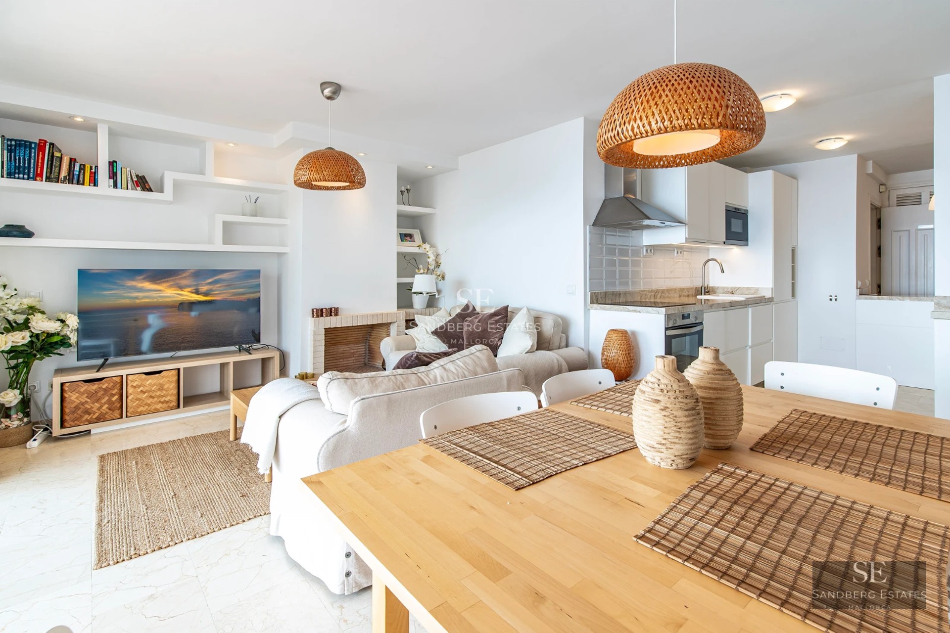 Spacious living room with ocean view through panoramic windows. Modern furniture, natural light, and a terrace with panoramic views. Elegance and comfort.