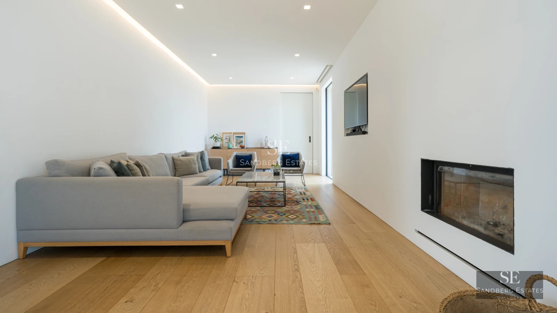 View of a modern pool surrounded by lush greenery. Minimalist design with ambient lighting. Ideal space for relaxation and leisure.