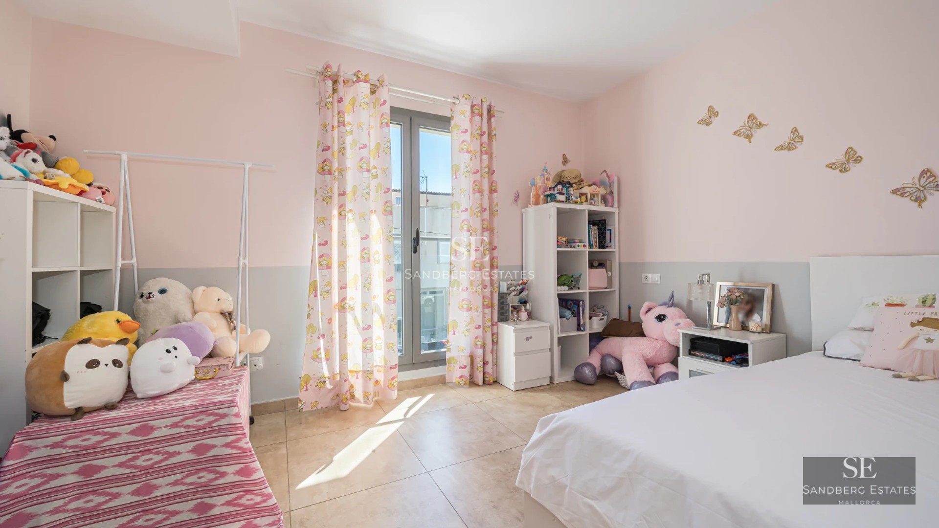 Exterior view of a modern villa with an infinity pool, surrounded by gardens and featuring large windows. Minimalist architecture.
