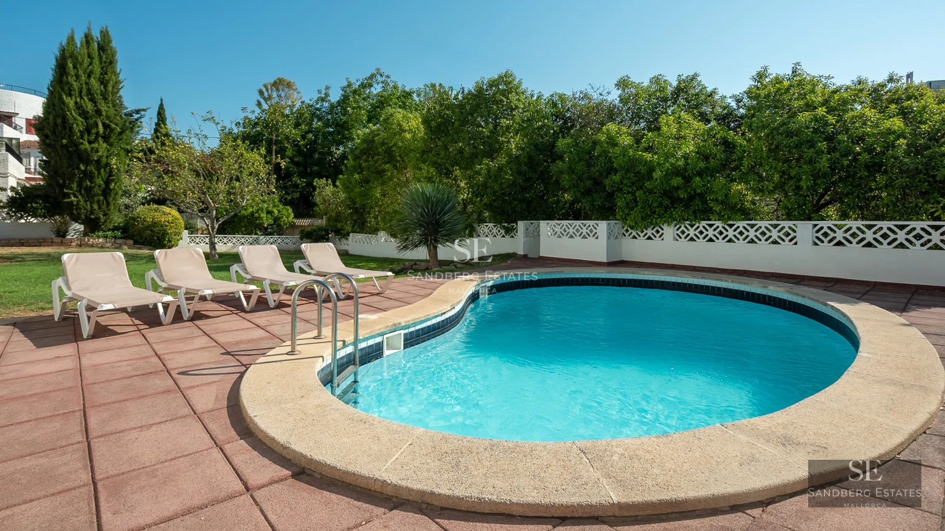 Bright living room featuring large windows, designer sofas, an elegant rug, and panoramic ocean views. Modern style and high-quality finishes.