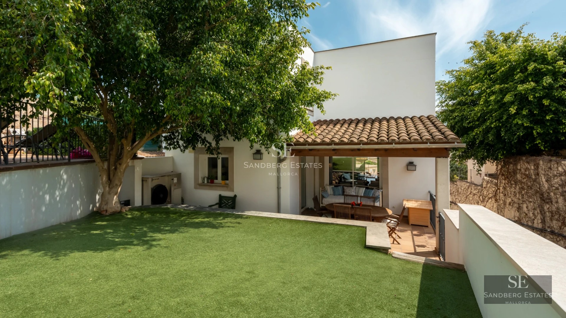 Pool view, large garden, modern architecture, big windows, lush vegetation, elegant design, ideal for relaxation.