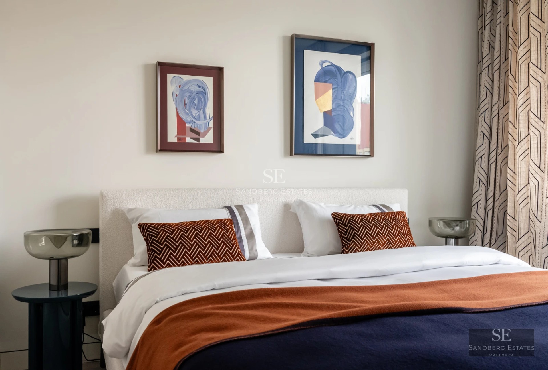 Panoramic view of a luxury home with an infinity pool, lush garden, and modern architectural design. Open and bright spaces.