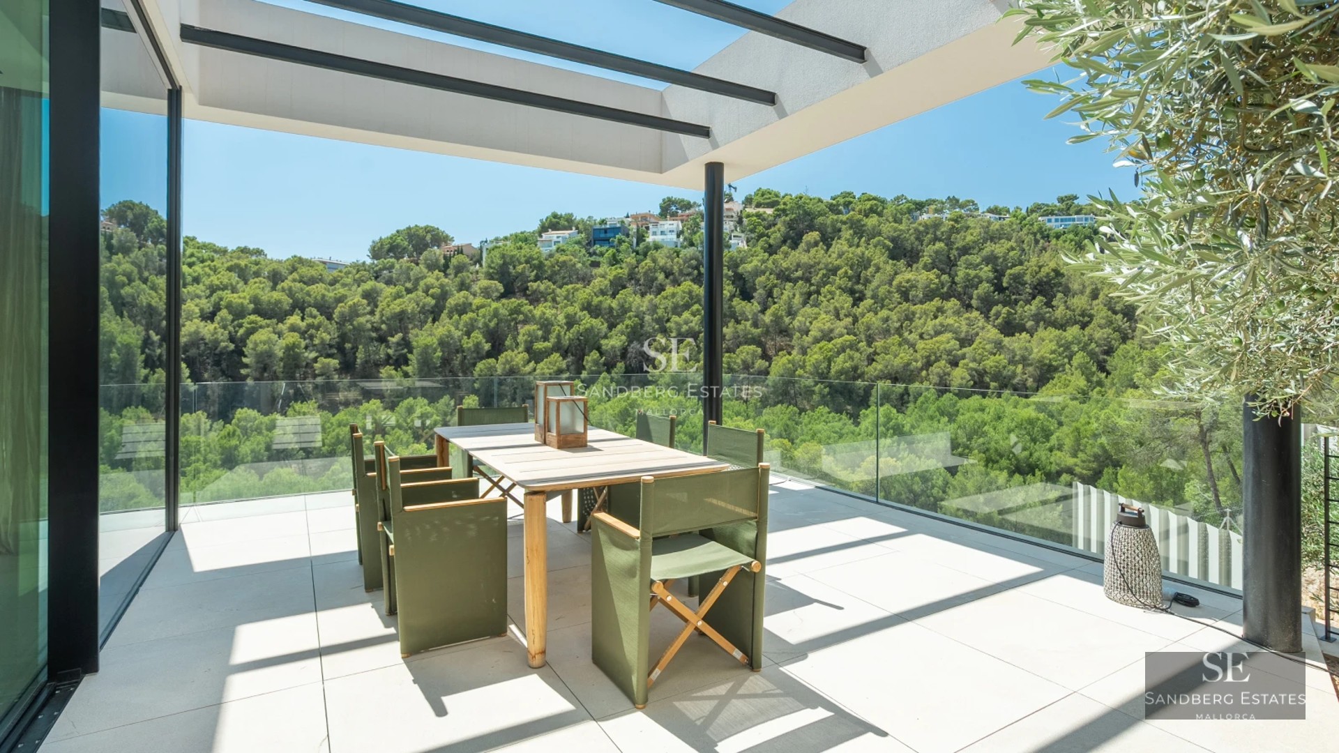 Bright living room with balcony and sea view. Modern design with elegant furniture and high-quality finishes. Large windows.
