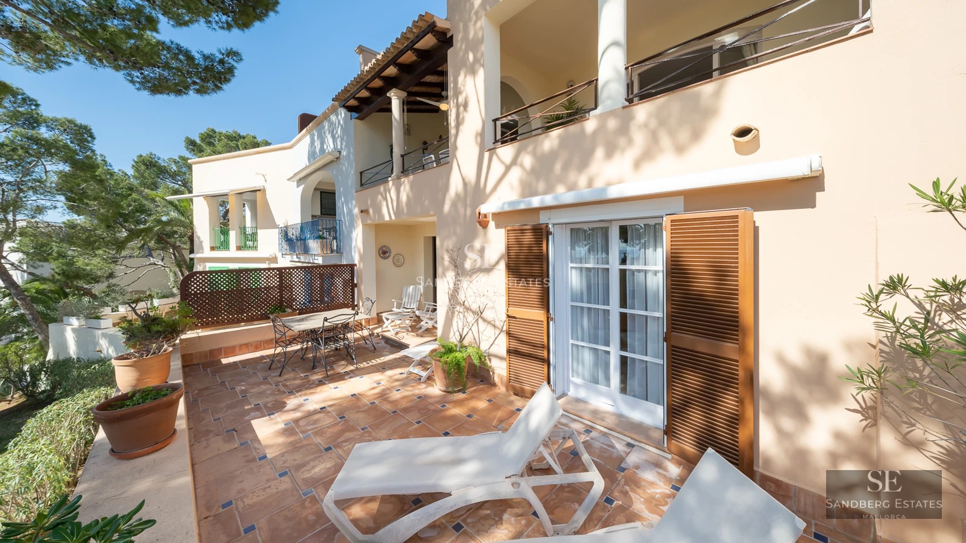 Modern villa with infinity pool, sun loungers, and panoramic views. Minimalist design, elegant architecture. Ideal for relaxation and enjoyment.