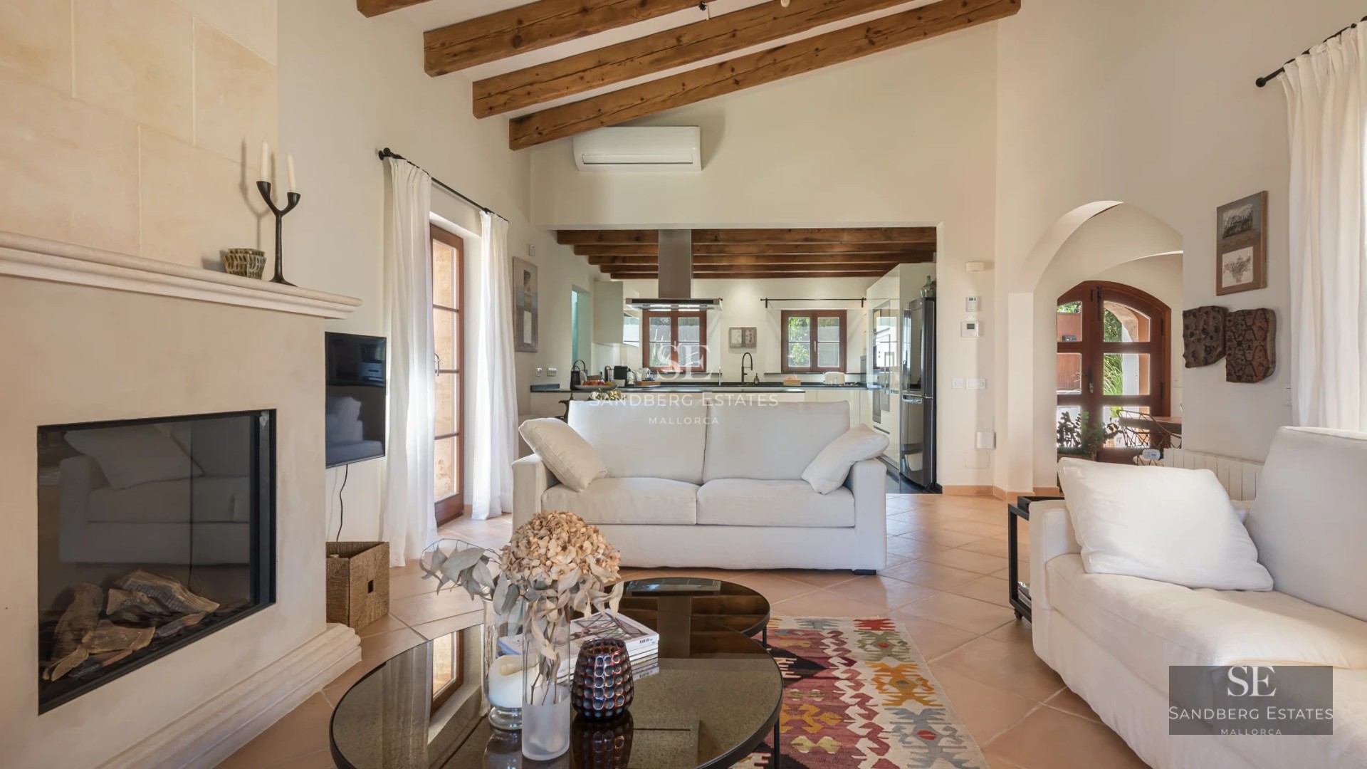 Terrace with infinity pool, sea view, modern and minimalist design. Elegant furniture and abundant natural light.