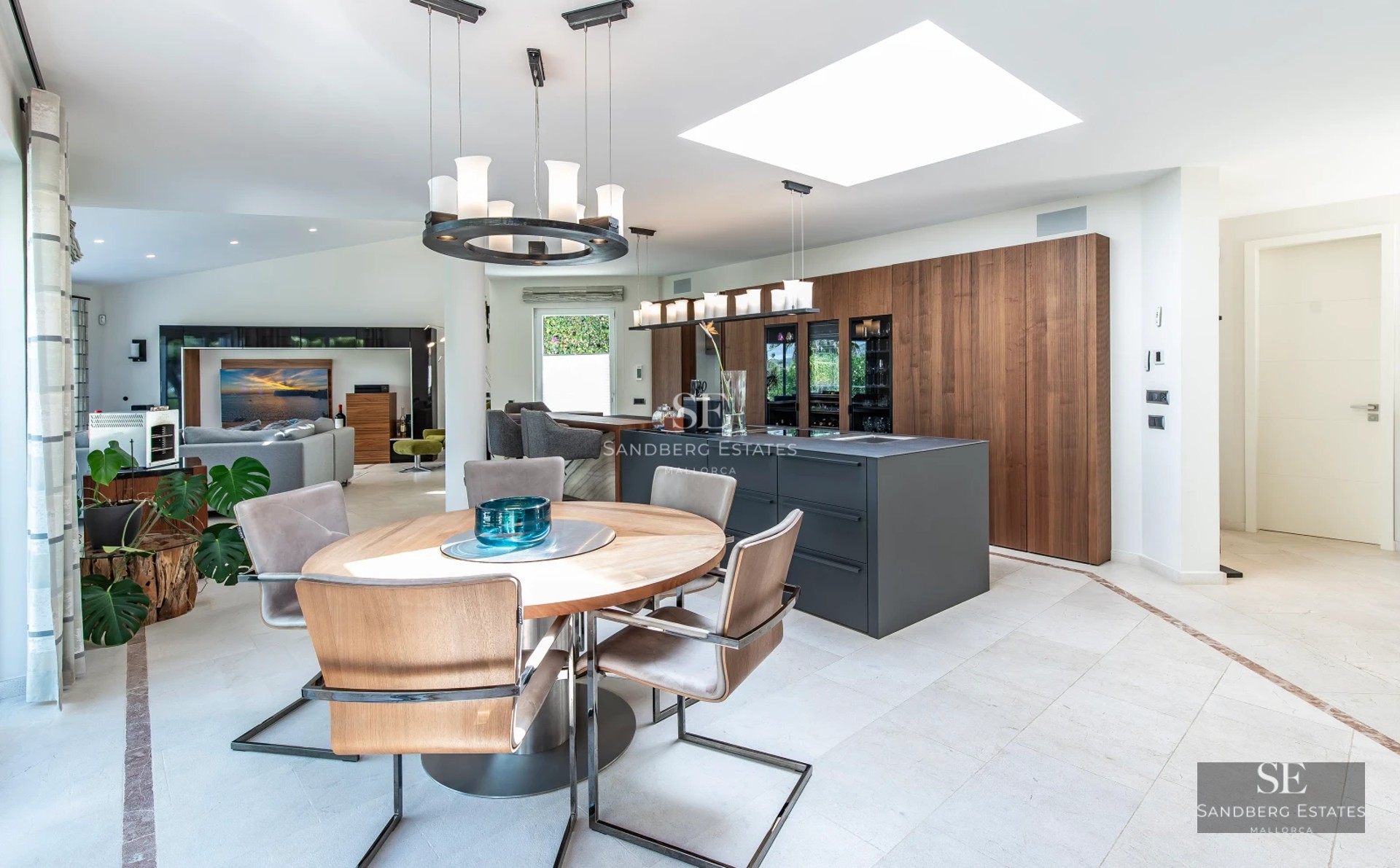 Exterior view of modern villa with infinity pool. Minimalist design, large windows, and lush gardens. Contemporary architecture.