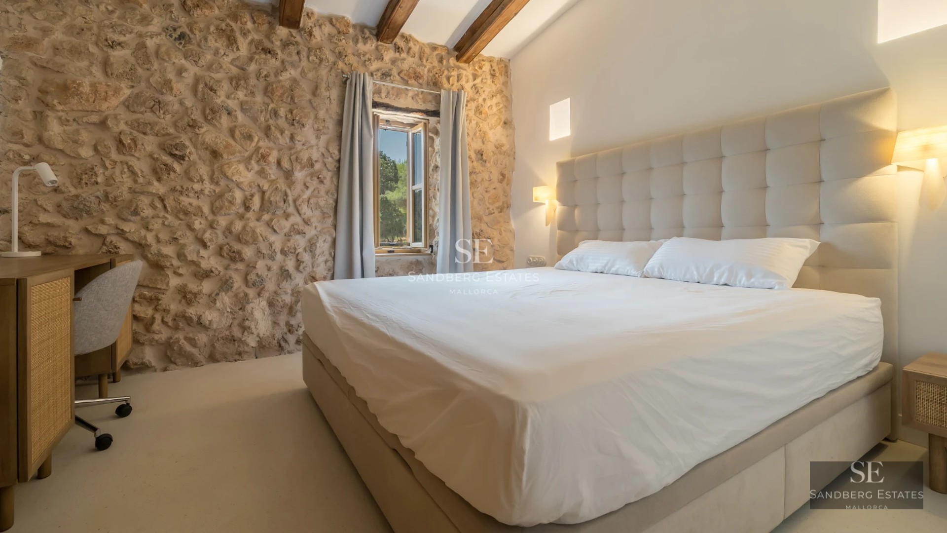 View of a luxurious villa with infinity pool. Modern design, large windows and natural surroundings. Elegance and comfort.