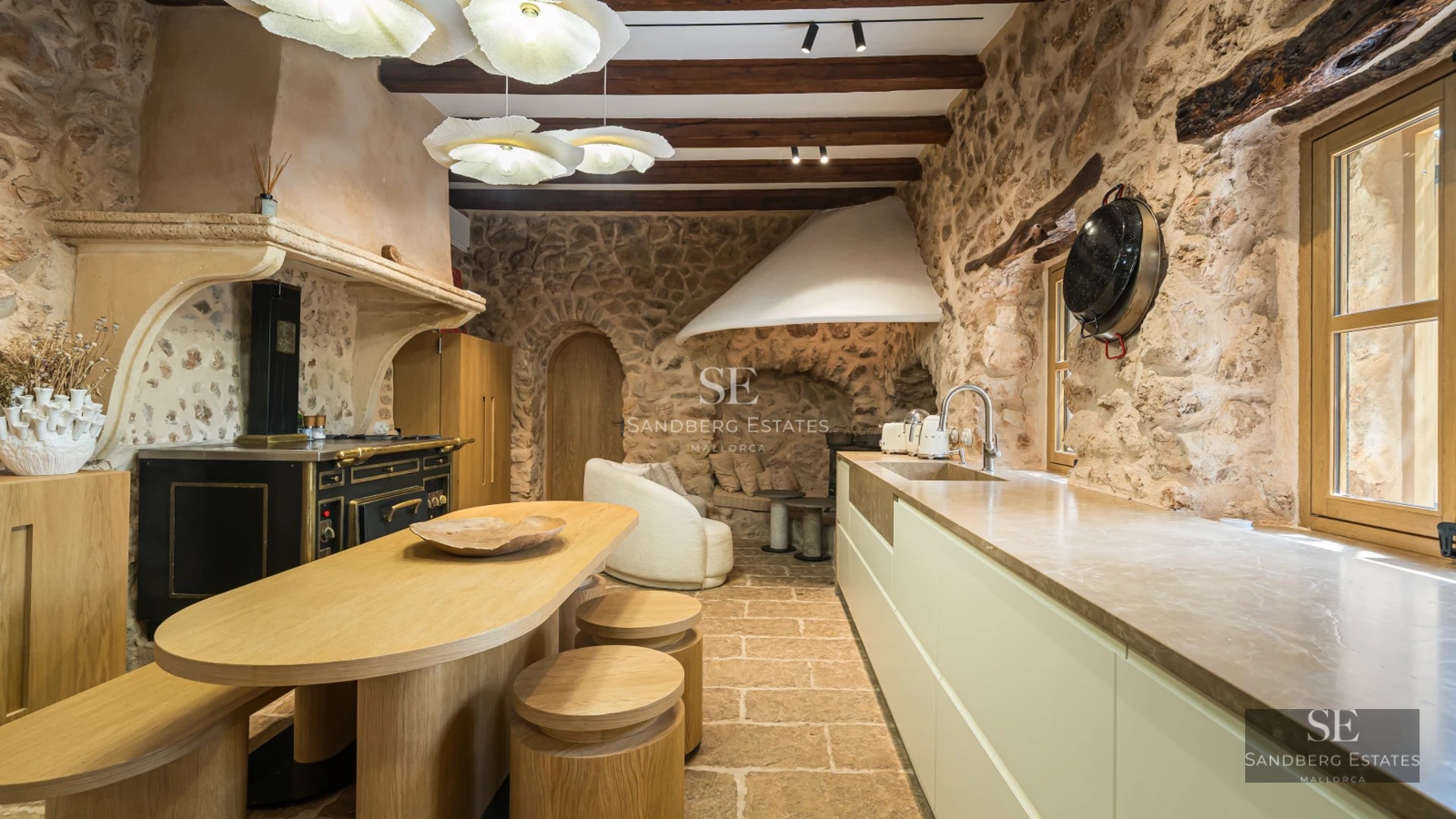 Bright living room with large windows, pool reflection, beige sofas, minimalist design, wooden floor. Elegance and comfort.