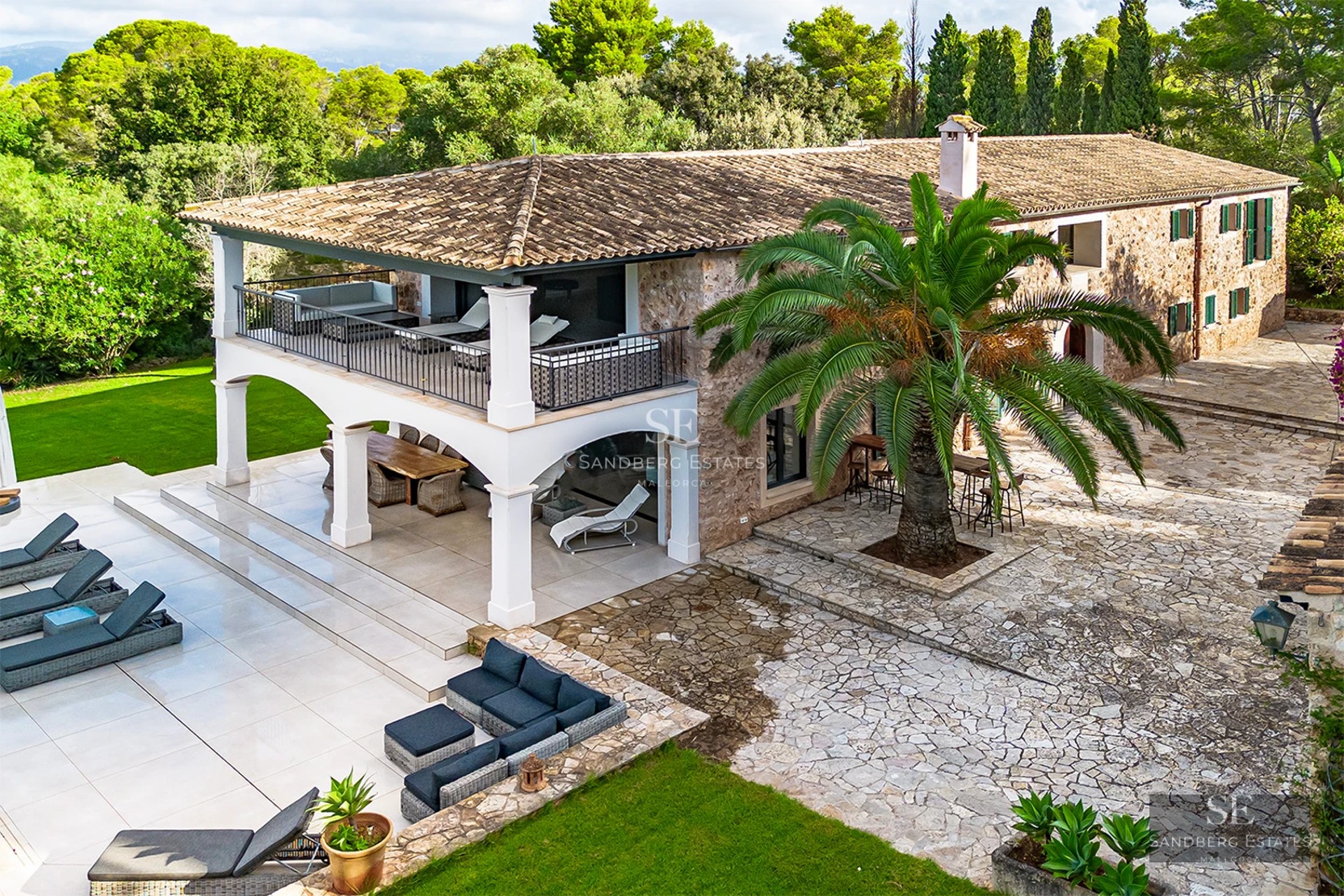 Image of a modern villa featuring a pool, garden, and barbecue area. Minimalist architecture, luxury finishes, and landscaped grounds.