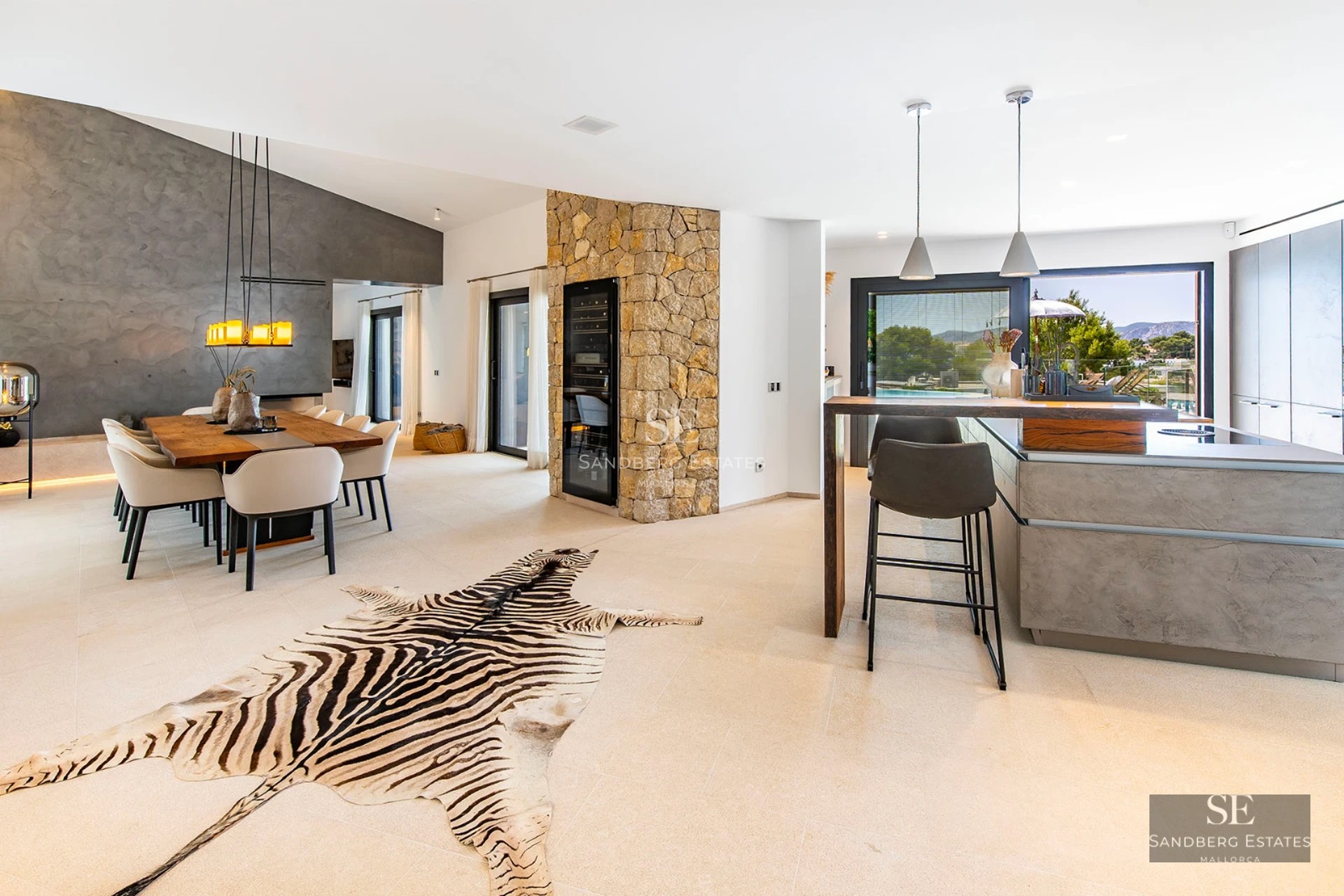 Exterior view of modern house with infinity pool, large garden, and minimalist architecture. White facade and large windows.