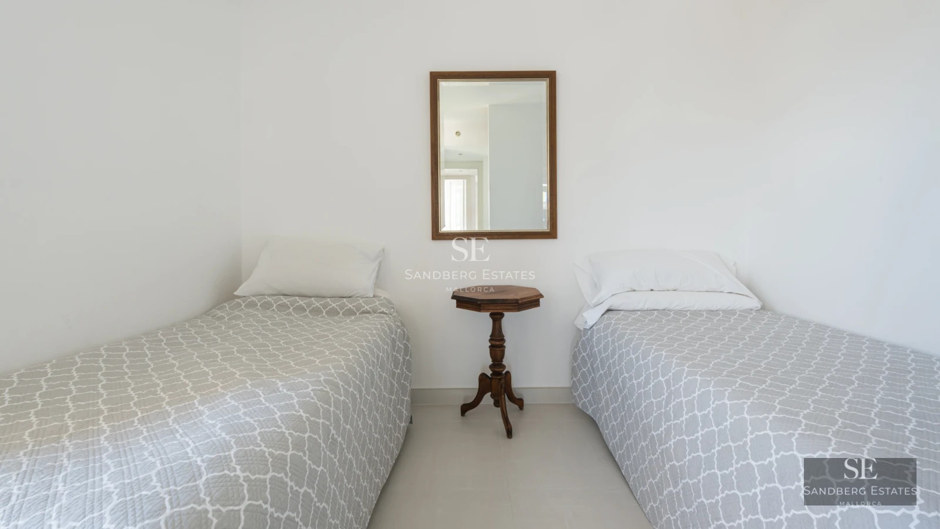 Spacious living room with panoramic windows, natural light, designer furniture, and panoramic views. Open space with modern and elegant touches.