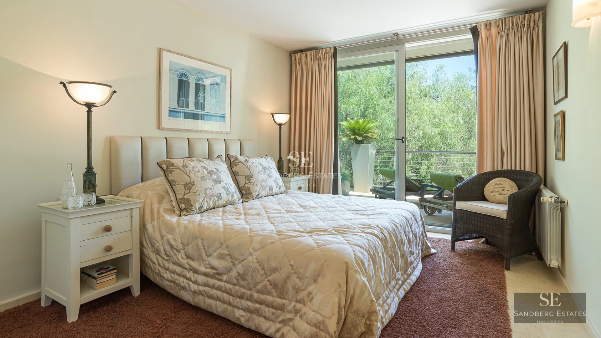 Spacious terrace with infinity pool and panoramic sea views. Modern and elegant furniture, ideal for relaxation and entertainment.