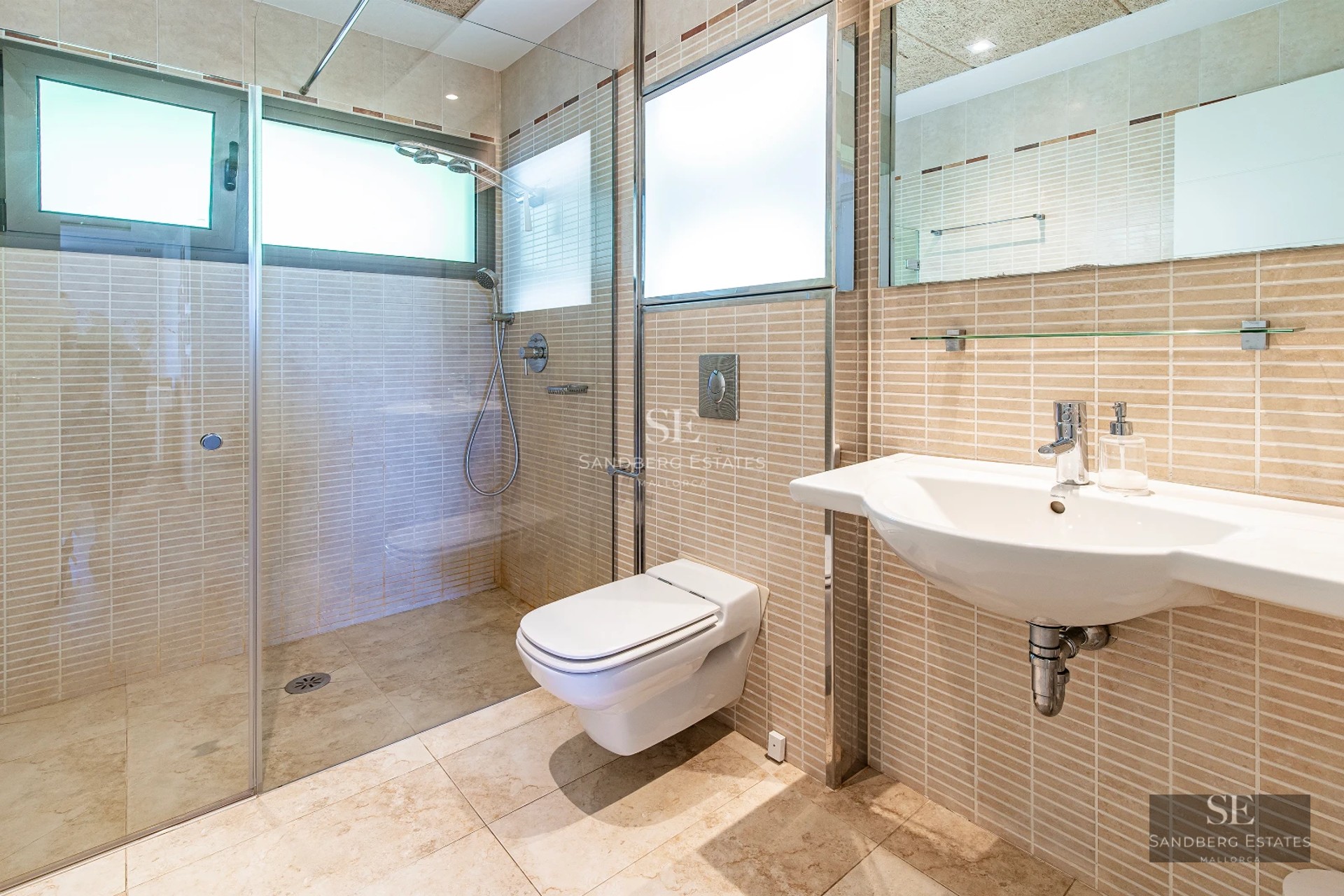 Exterior of modern villa with pool. Minimalist design, large windows, manicured landscaping. Light reflecting on the water.