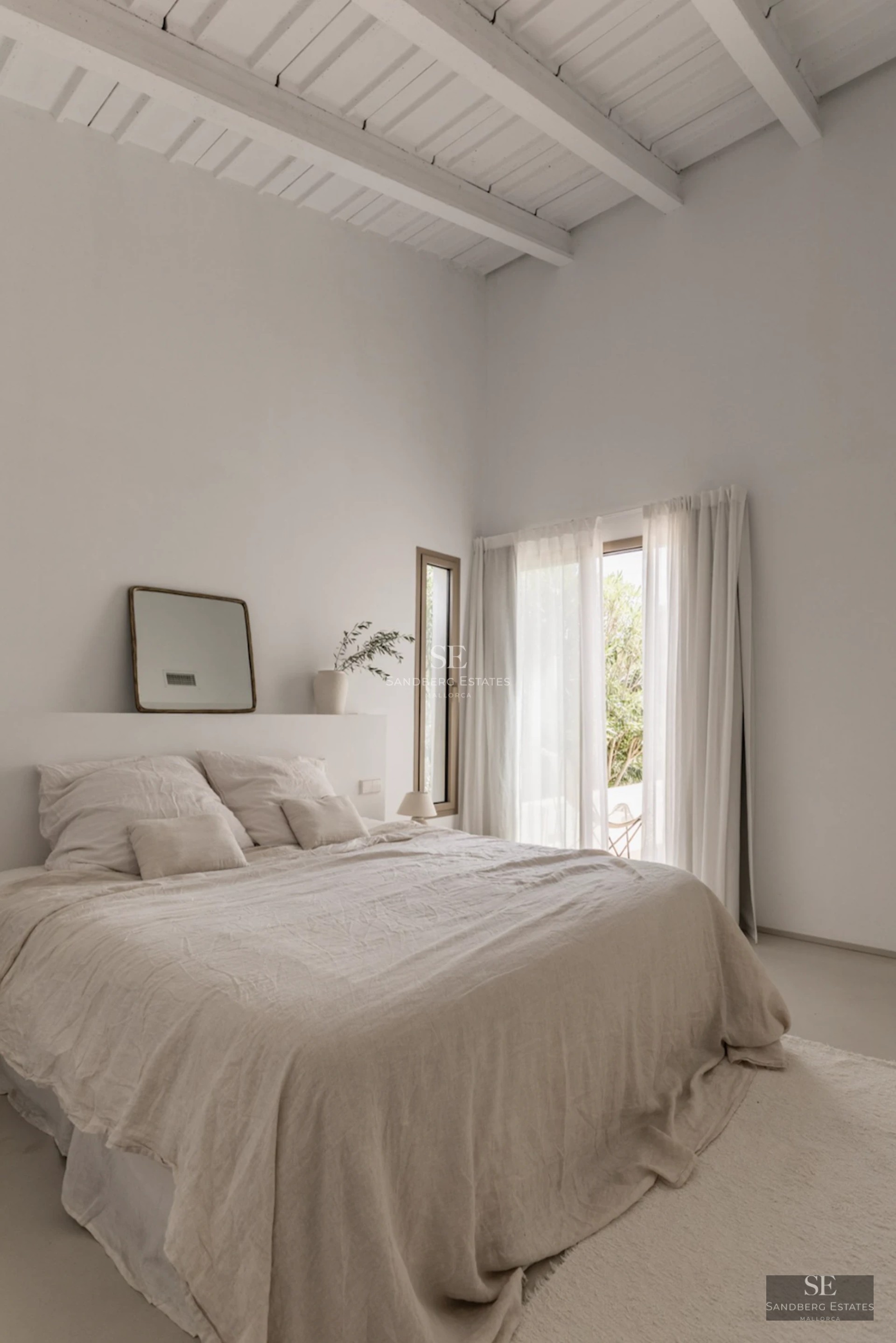 Exterior view of a modern villa with an infinity pool, garden, and terrace. Minimalist architecture with large windows and high-quality finishes.