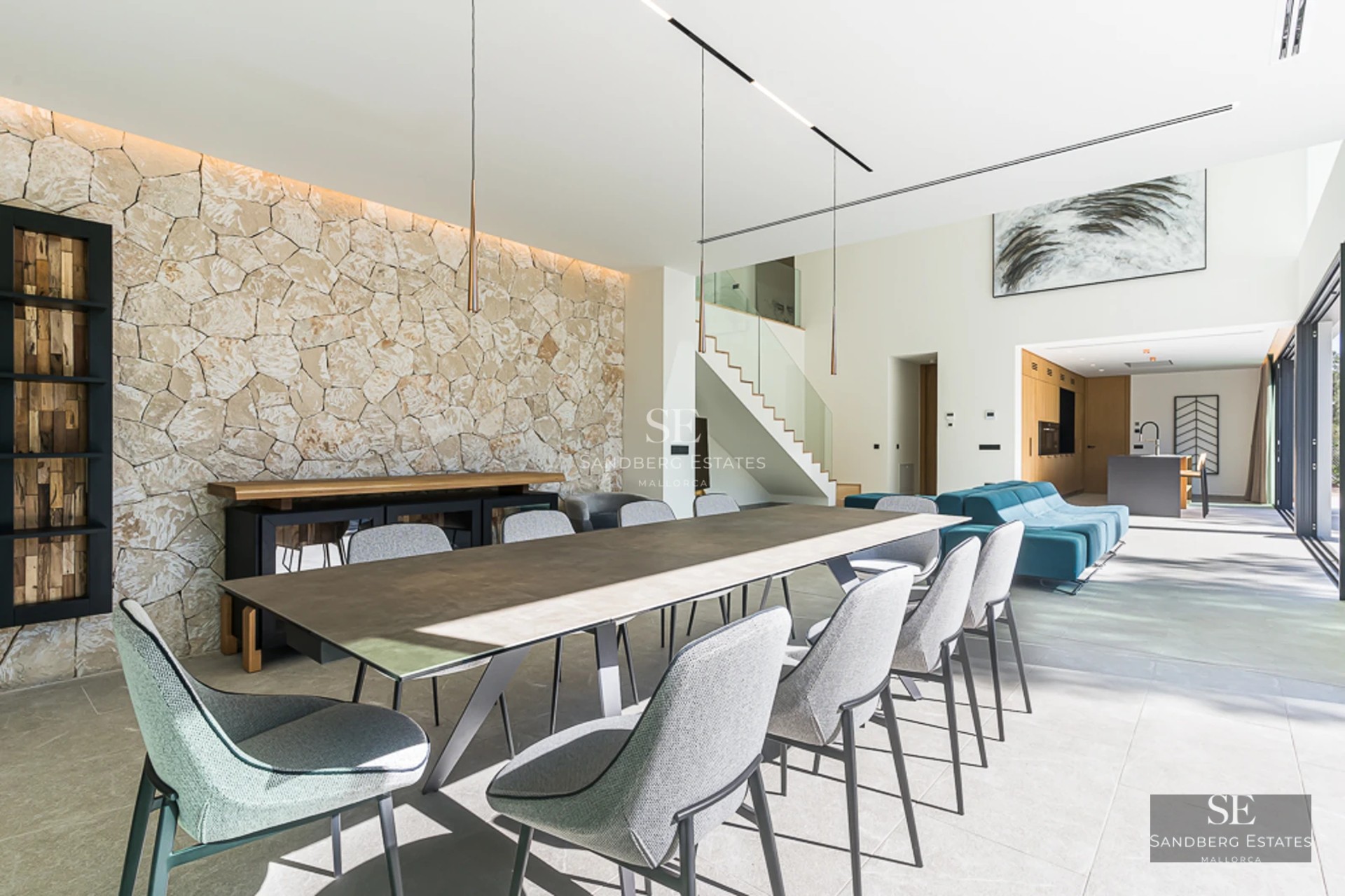 Vue extérieure d'une maison moderne avec piscine étincelante. Larges fenêtres, architecture minimaliste. Jardin luxuriant. Design avant-gardiste.