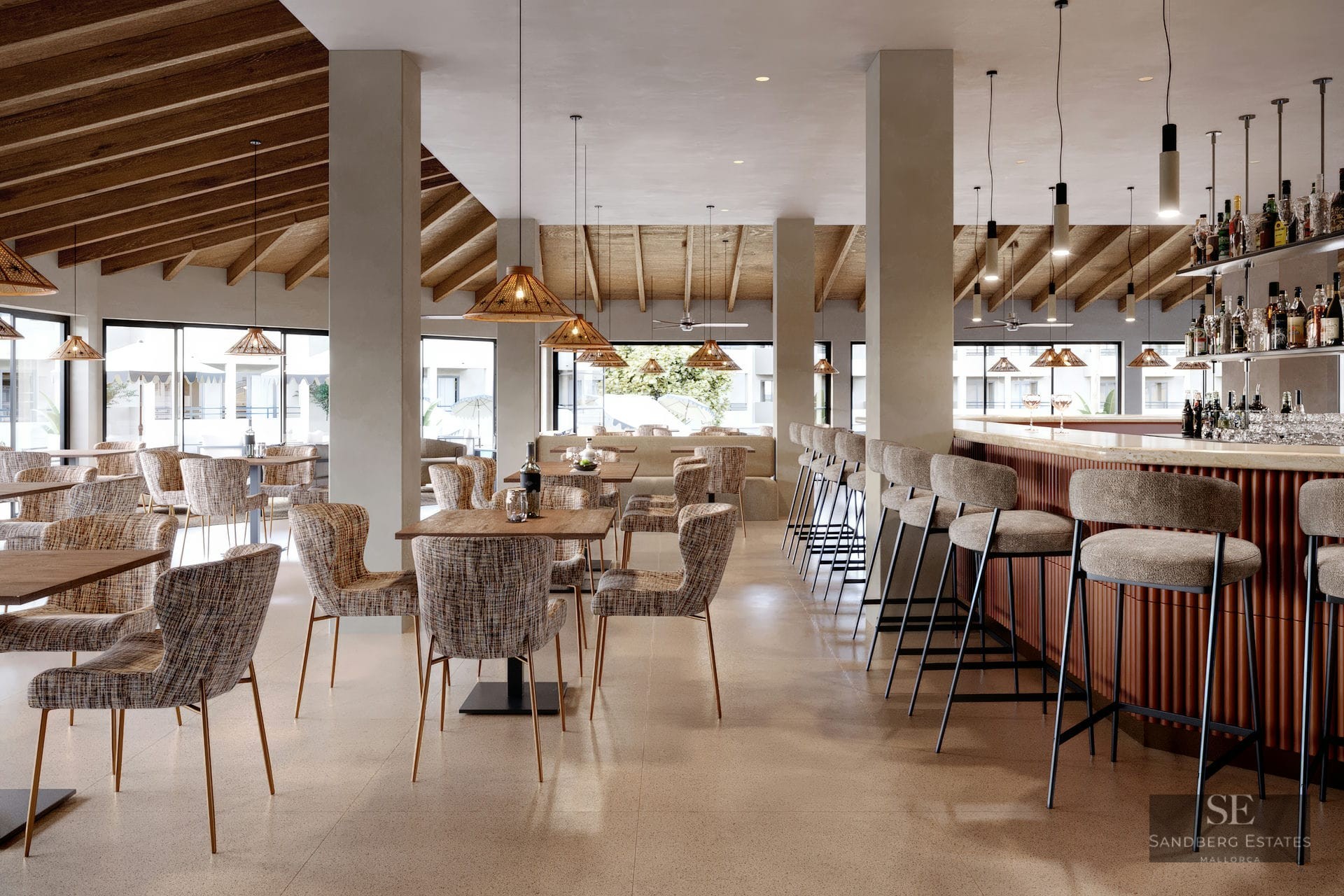 Intérieur d'un salon moderne avec plafonds en bois, suspensions, tables à manger et un bar avec tabourets hauts.