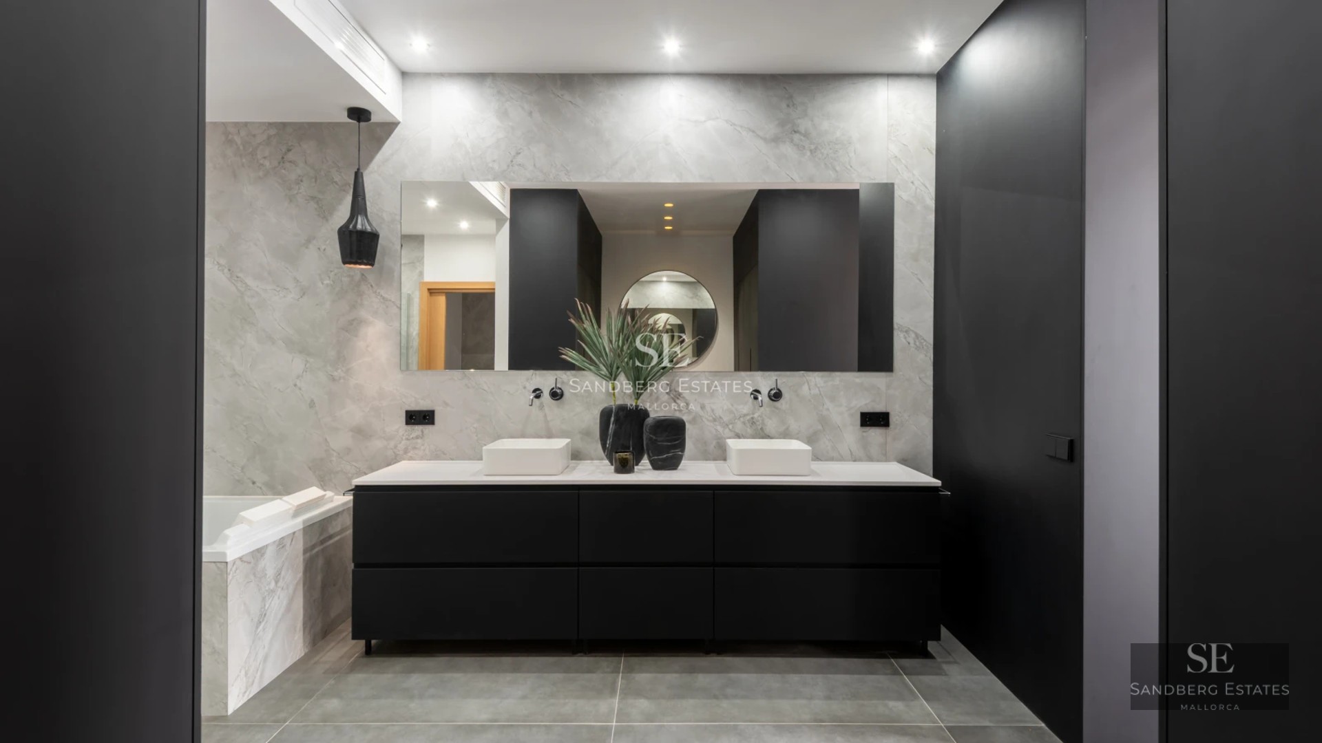 Spacious living room with balcony and sea view. Modern design, light wood floors and plenty of natural light.