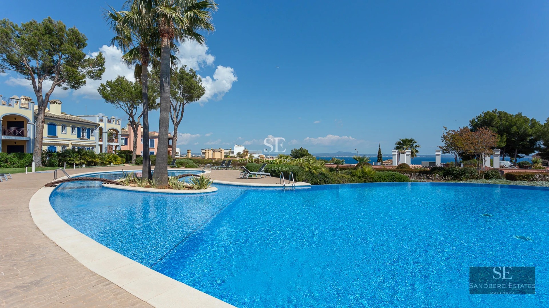 Spacious terrace with infinity pool and sea view. Elegant and minimalist furniture. Modern design with high-quality finishes.